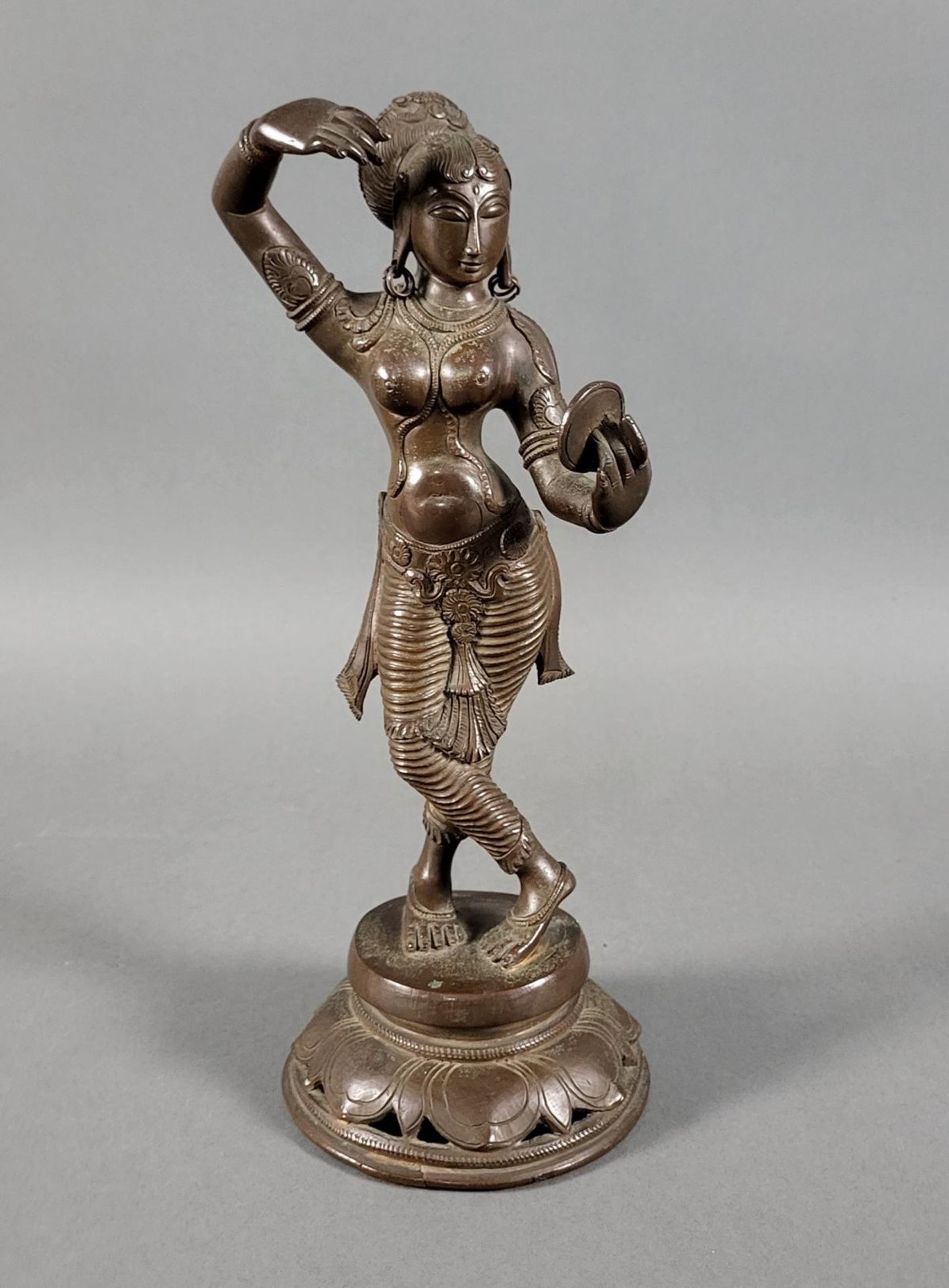 Bronzeskulptur einer Indischen Göttin auf Lotussockel tanzend