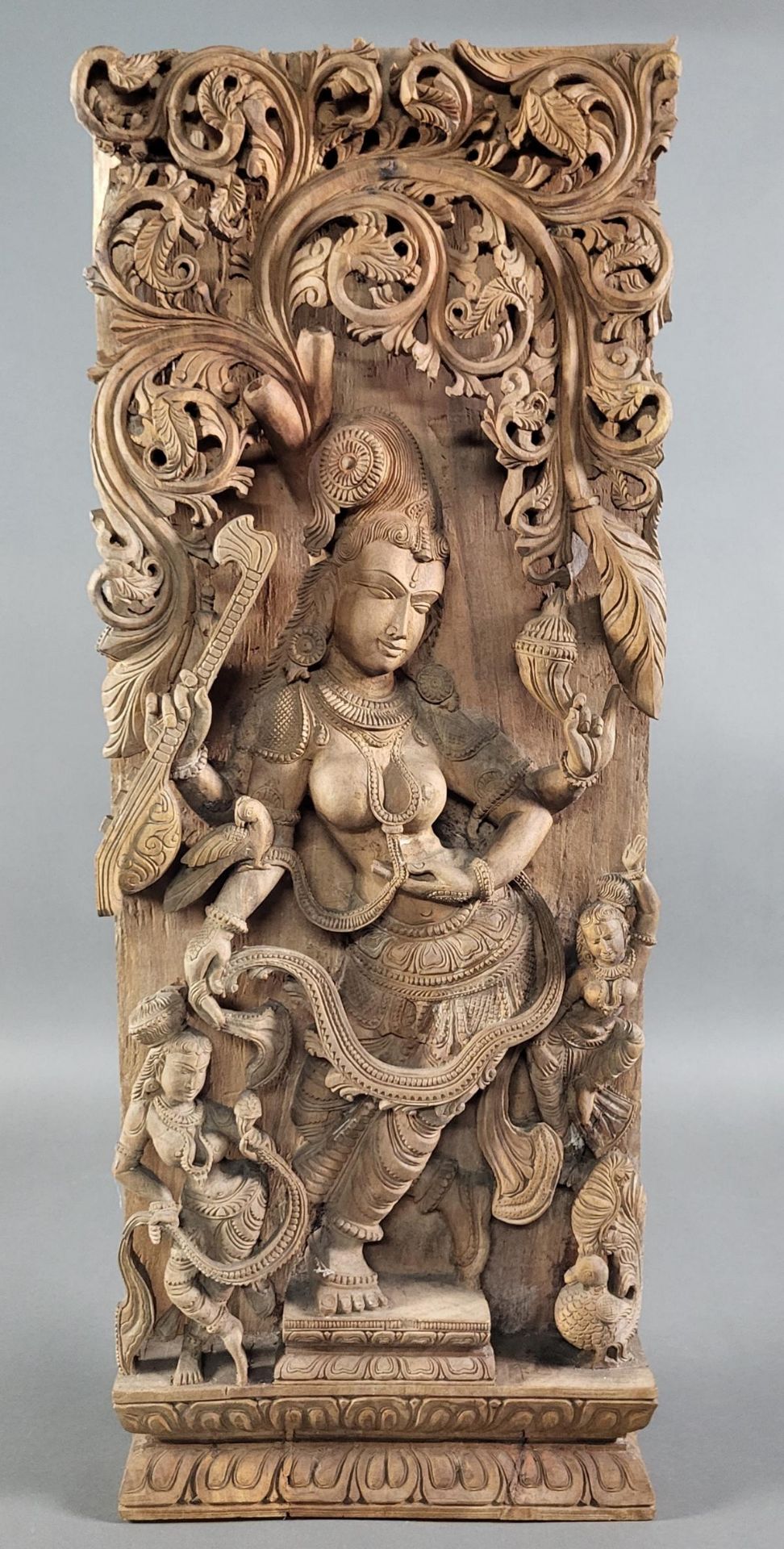 Holzstele einer indischen Gottheit, Indien Anfang 20 Jahrhundert