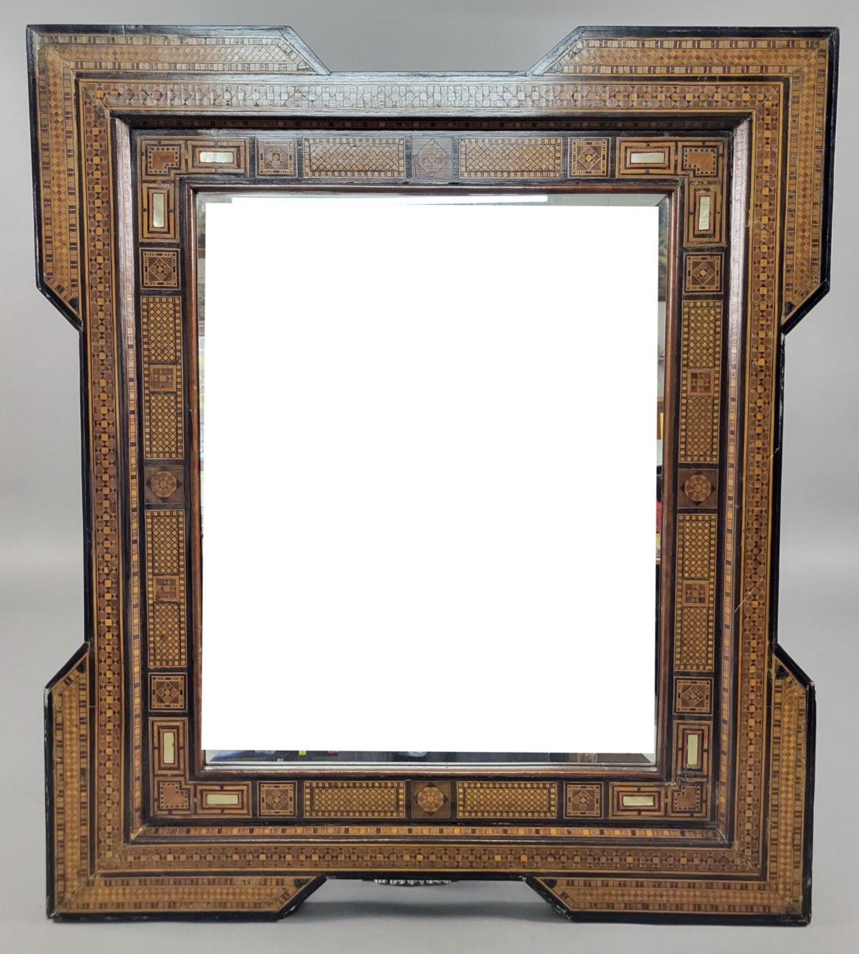 Rahmenspiegel im maurischen Stil, um 1900