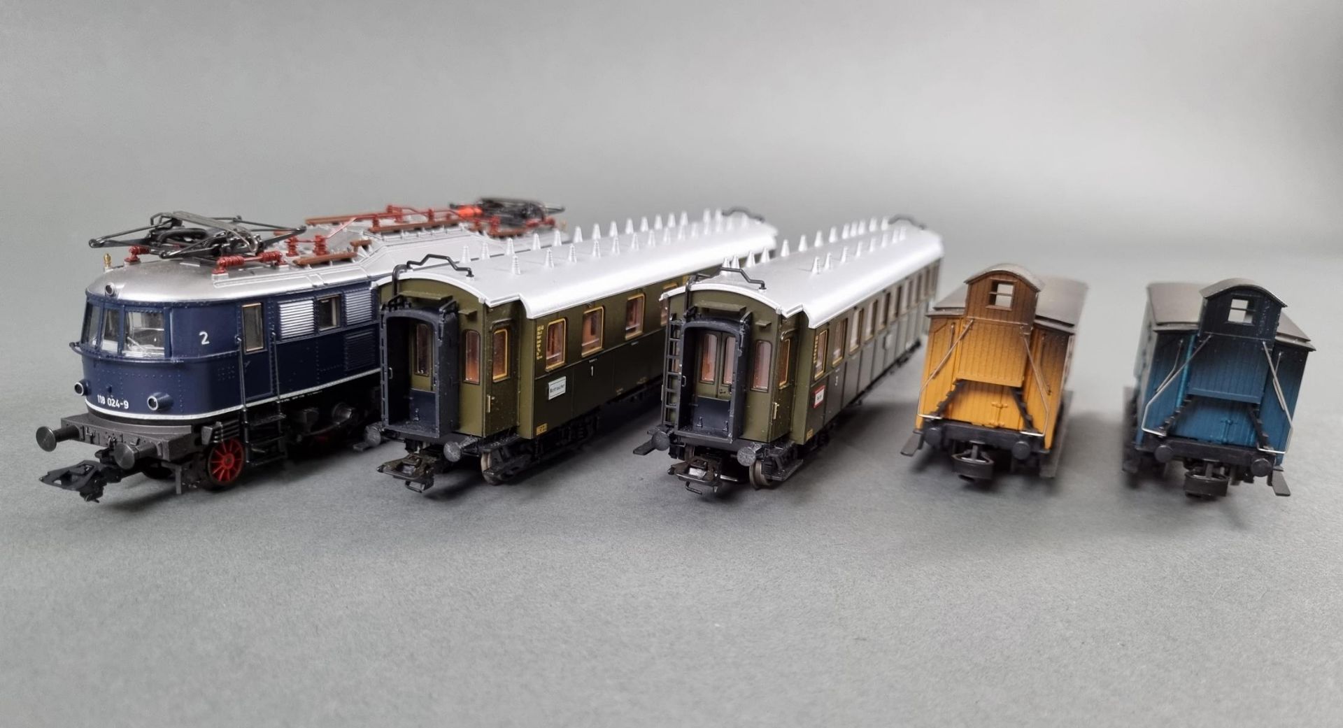 Märklin E-Lok 3368, BR 118 024-9 und 4 Wagons - Bild 2 aus 3