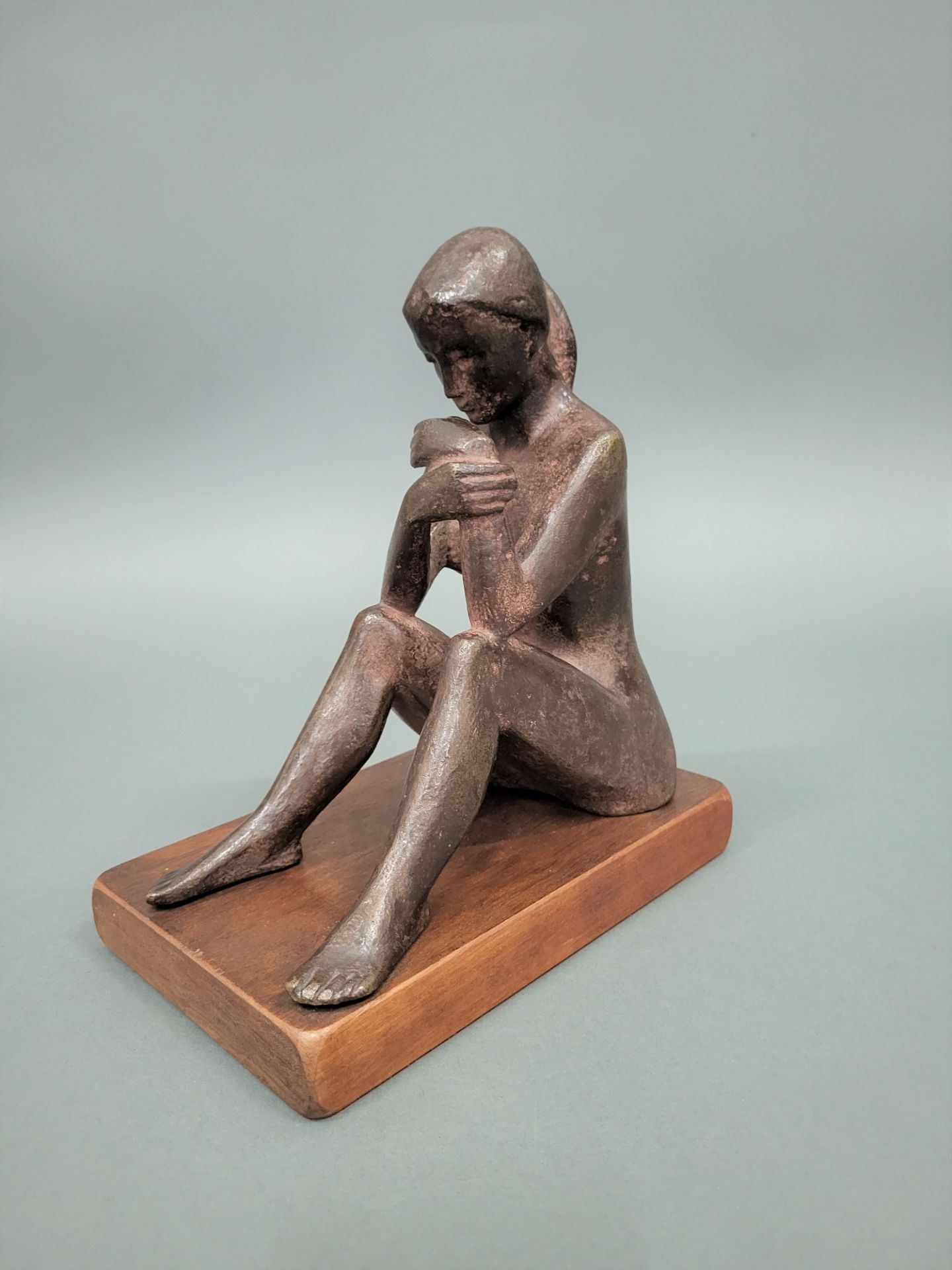 Bronzefigur, Sitzender weiblicher Akt