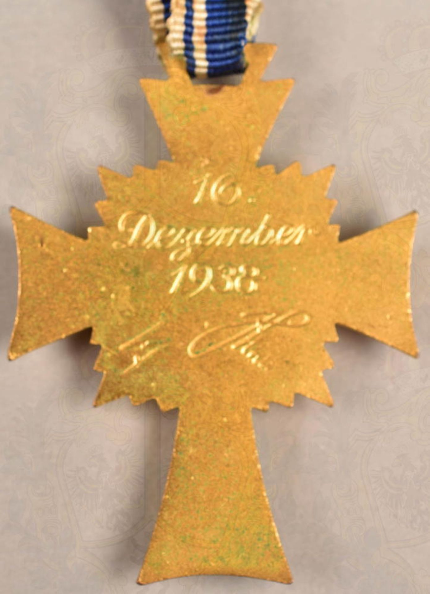 MUTTERKREUZ IN GOLD MIT ETUI - Bild 4 aus 6