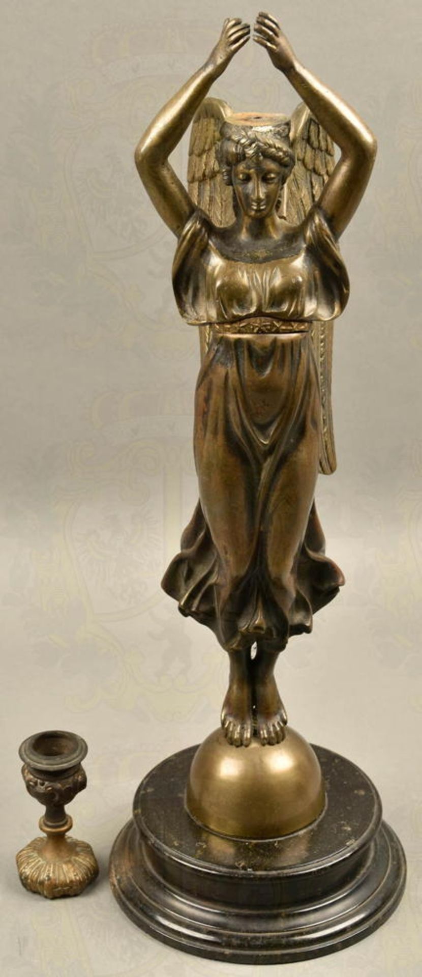 Bronzeplastik Engel mit Kerzenhalter auf Steinsockel - Bild 4 aus 4