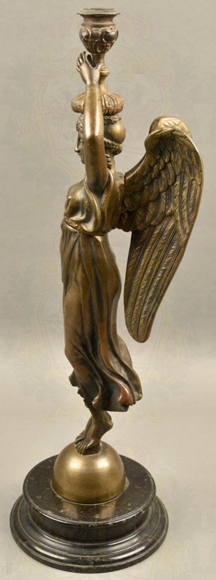 Bronzeplastik Engel mit Kerzenhalter auf Steinsockel - Bild 2 aus 4