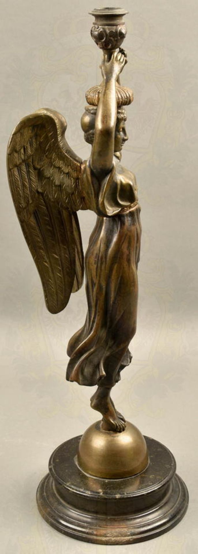 Bronzeplastik Engel mit Kerzenhalter auf Steinsockel - Bild 3 aus 4