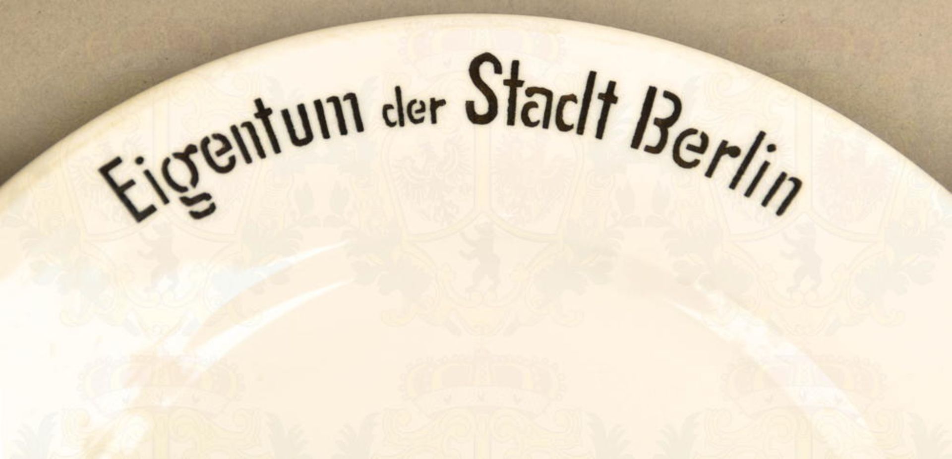 Speiseteller - Eigentum der Stadt Berlin, 30er Jahre, weißes Porzellan, glasiert, im Boden Herst. „ - Image 2 of 3