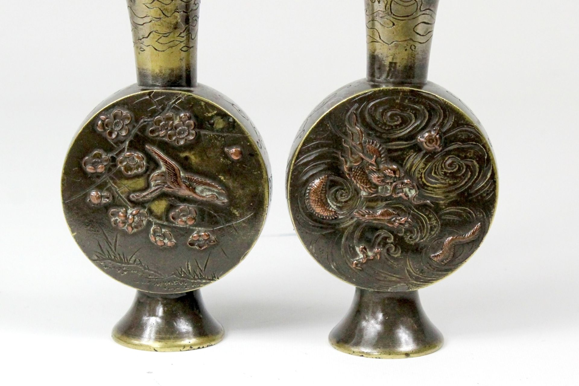 Japan 2 Bronzevasen mit Kupfereinlagen " Drachen und Kraniche " 19.Jhdt. - Bild 3 aus 4