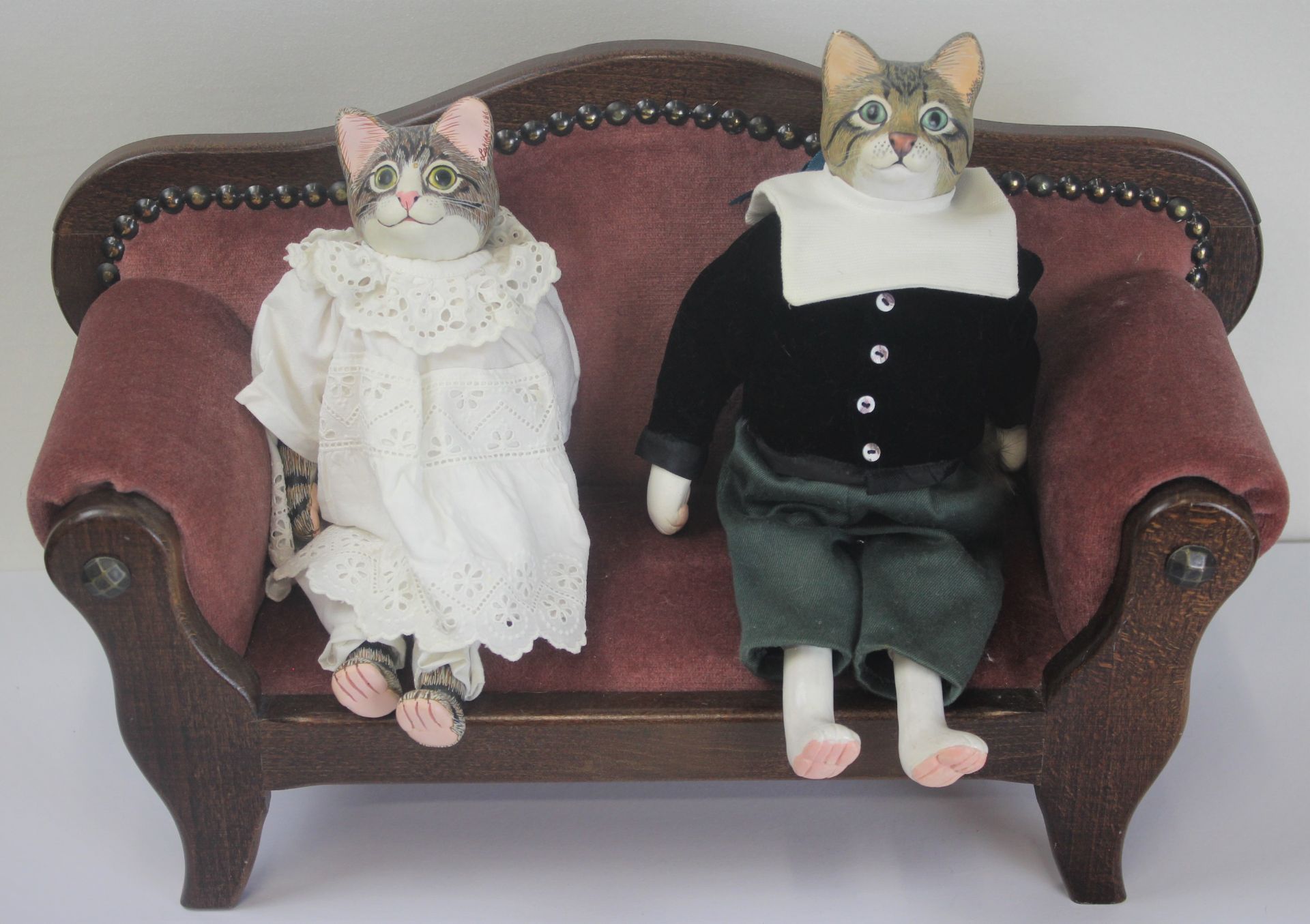 Puppensofa mit zwei Katzenfiguren