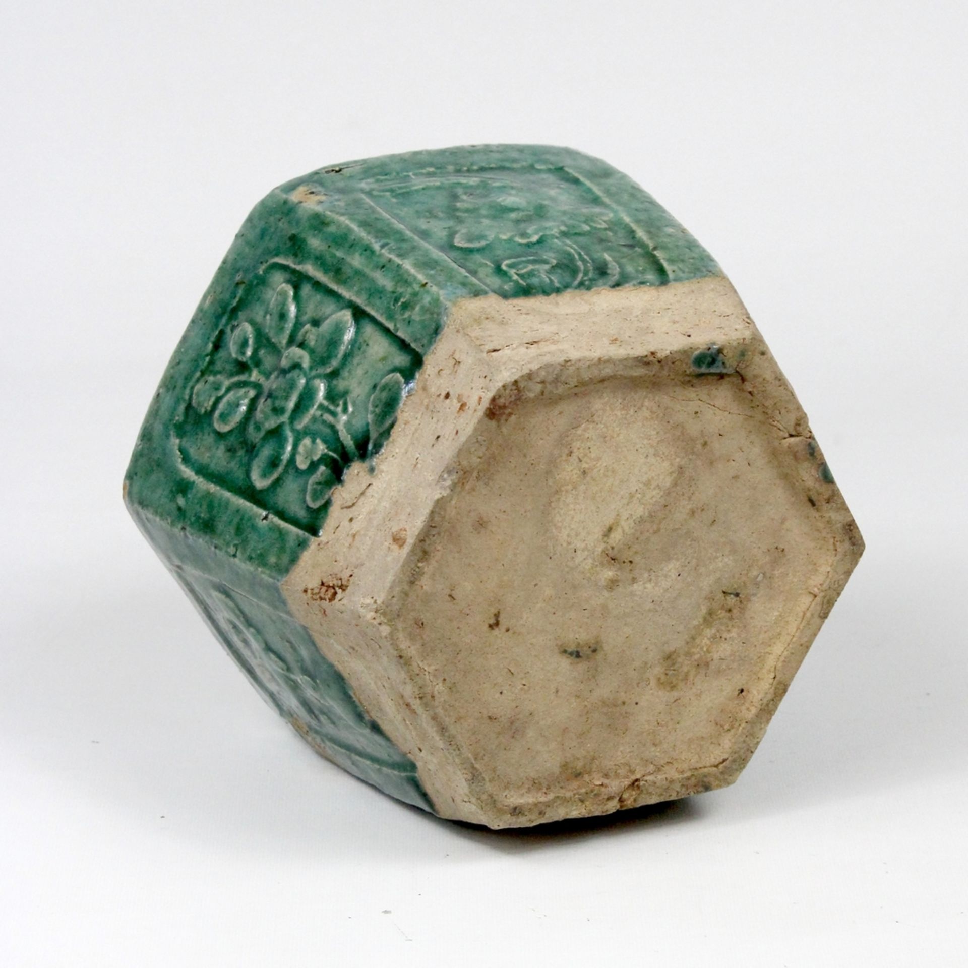 Korea, grün glasierte Hexagonale Vase Joseond Dynastie 15./16.Jhdt. - Bild 4 aus 4