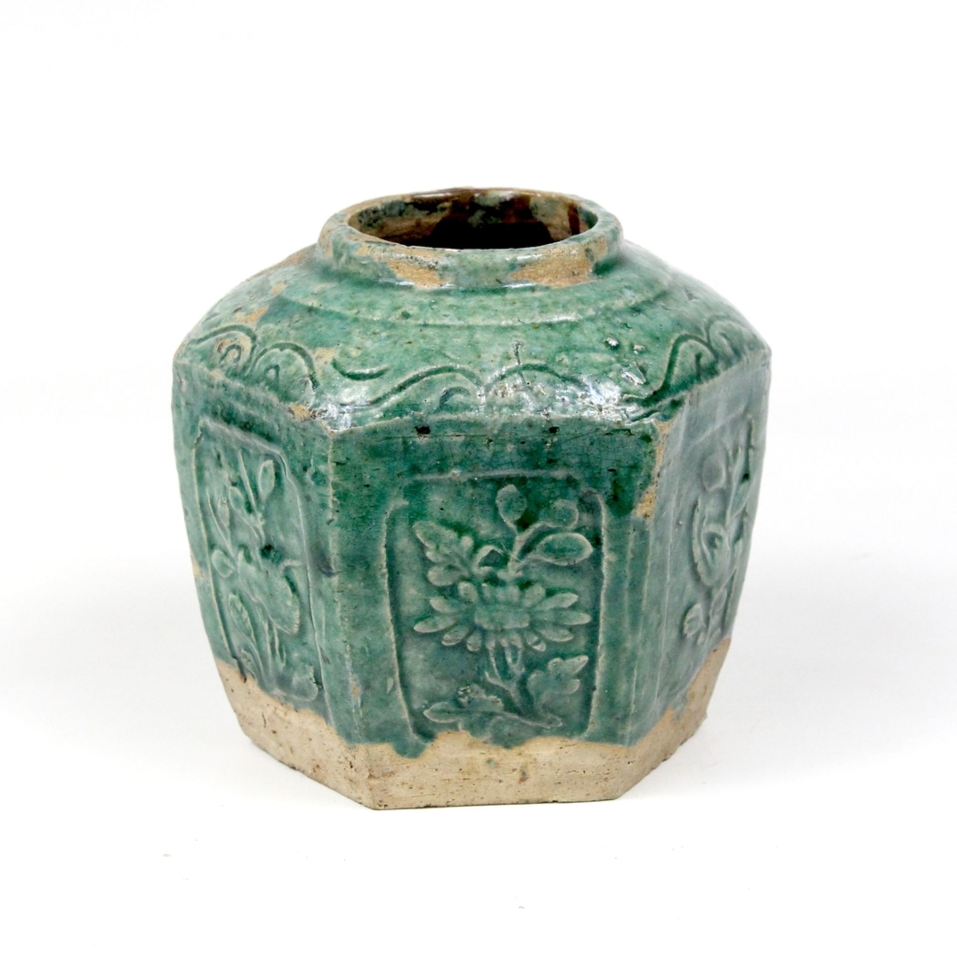 Korea, grün glasierte Hexagonale Vase Joseond Dynastie 15./16.Jhdt.