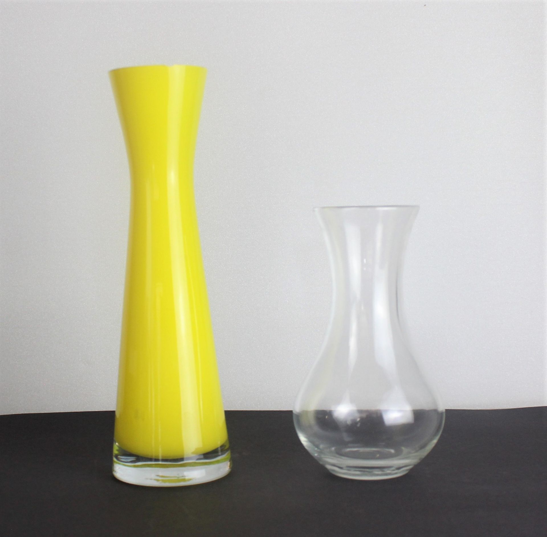 Gelbe Stangenvase und Vase
