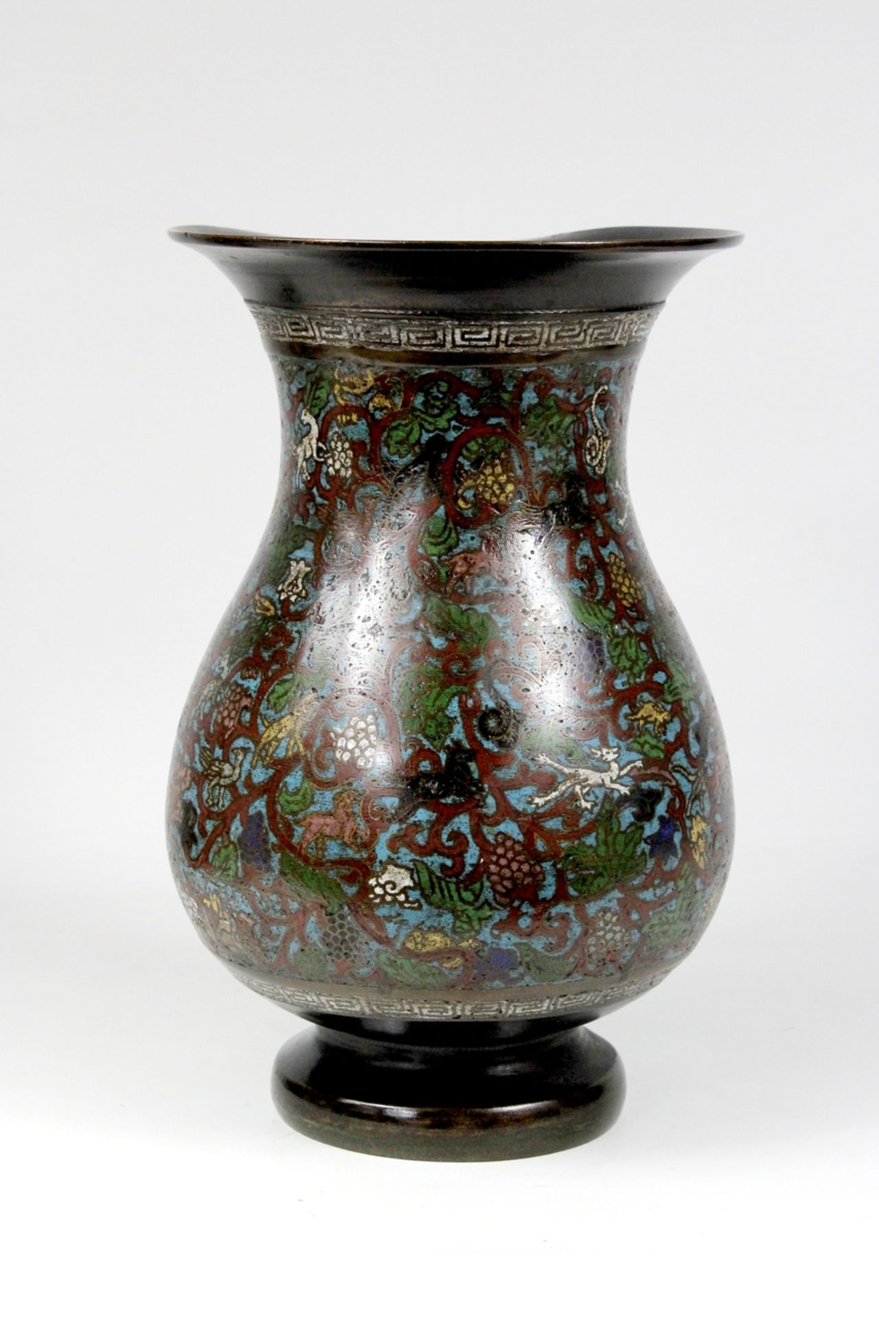 China Cloisonne Bronzevase Paradiesszene frühe Qing-Periode um 1700 für den persischen Markt