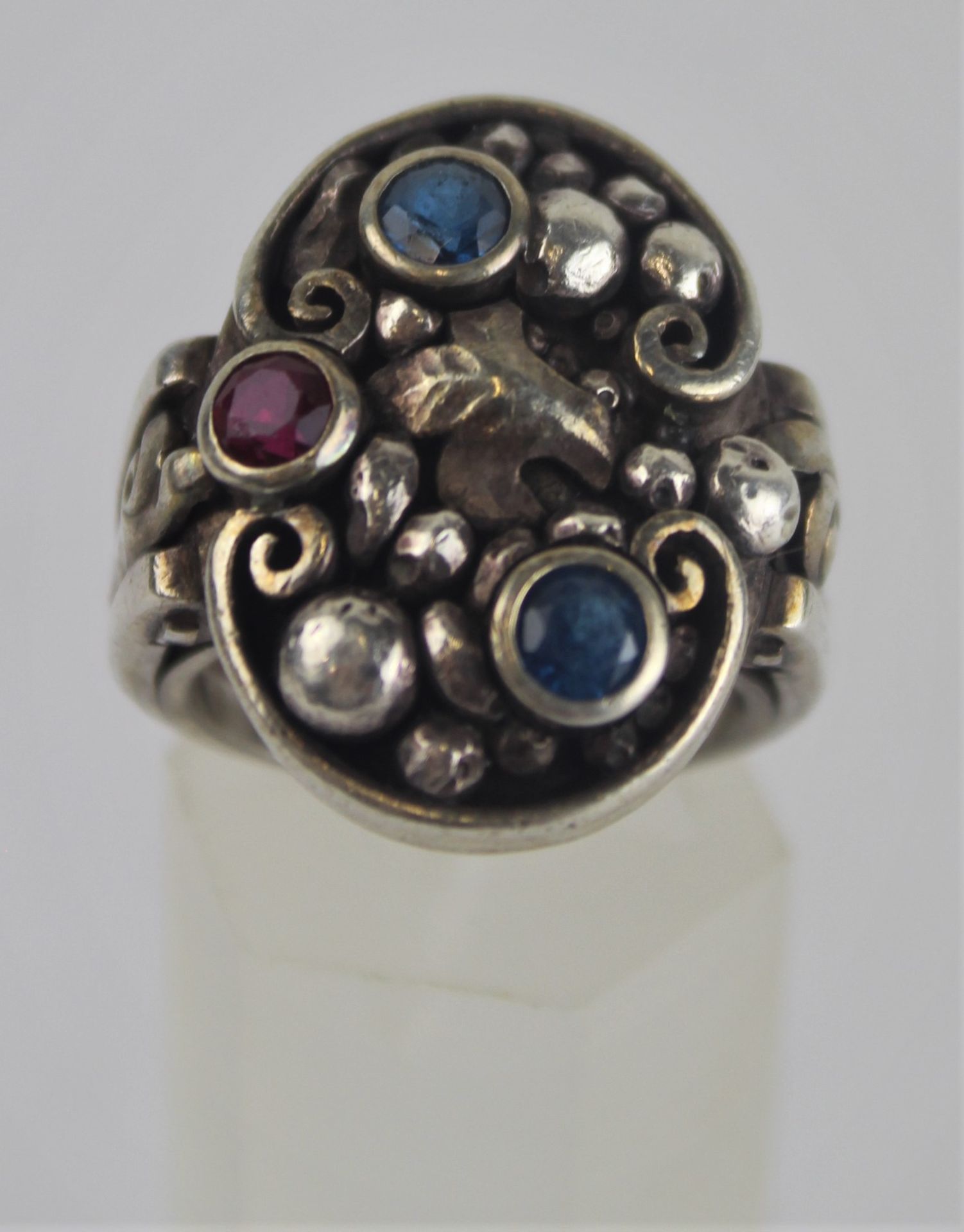 Art Deco Künstler Silber Ring mit zwei wohl Sophiren und wohl Rubin