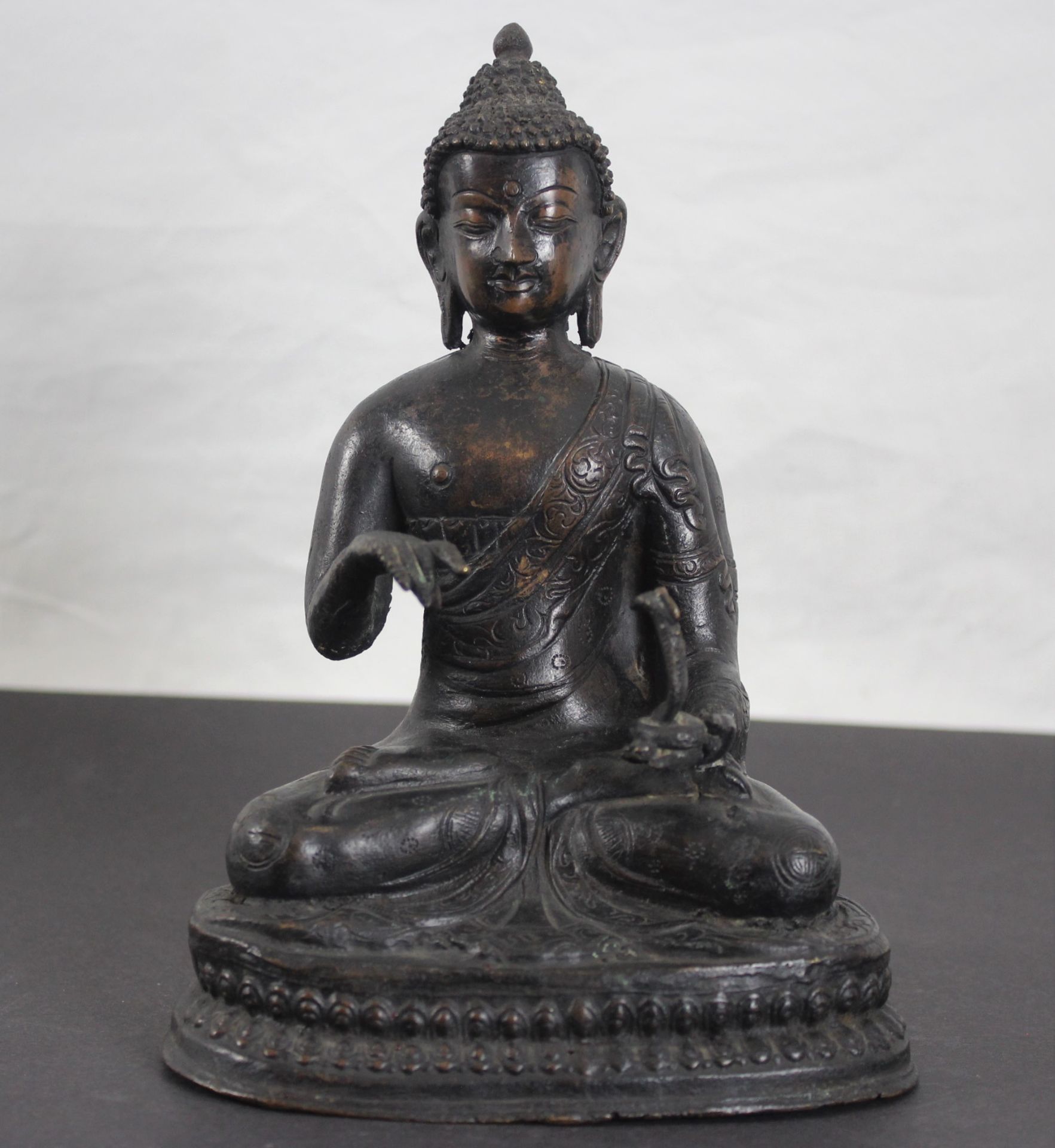 China 17. Jhdt Bronze Buddha im Lotussitz mit Schlange im rechten Arm