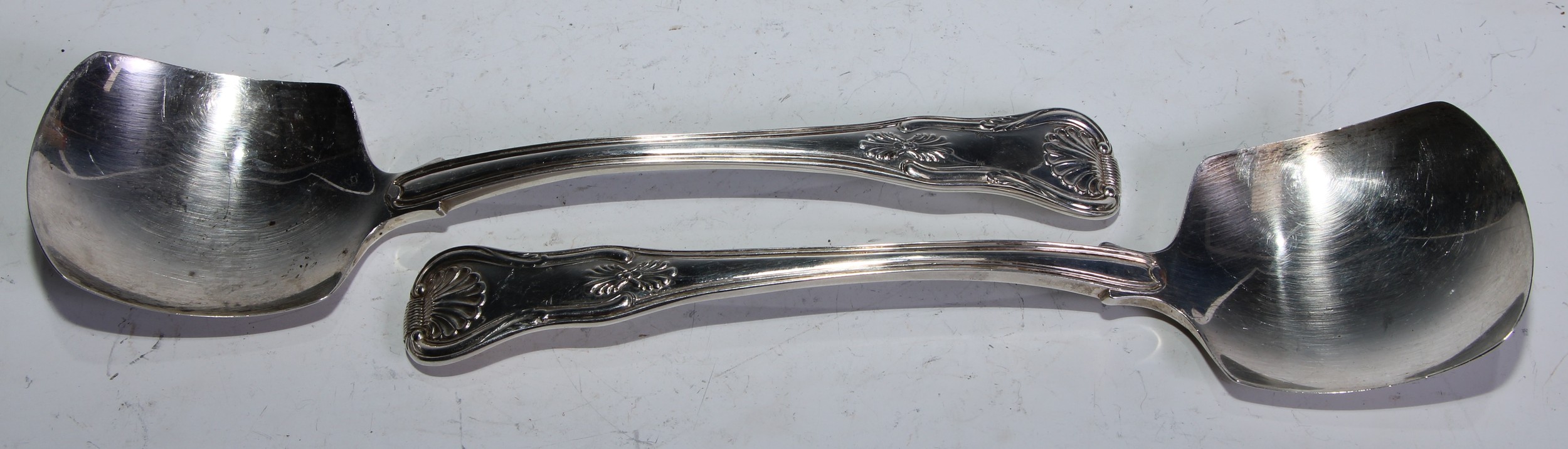 A pair of George III King's pattern servers, 22cm long, Richard Poulden, London 1819, 292g - Image 2 of 2