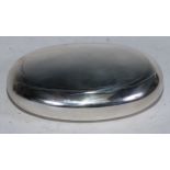 A George V silver squeeze-action oval snuff box, quite plain, hinged cover, 8.5cm wide, Deakin &