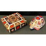 A Royal Crown Derby 1128 pattern rectangular trinket box and cover; a Royal Crown Derby paperweight,