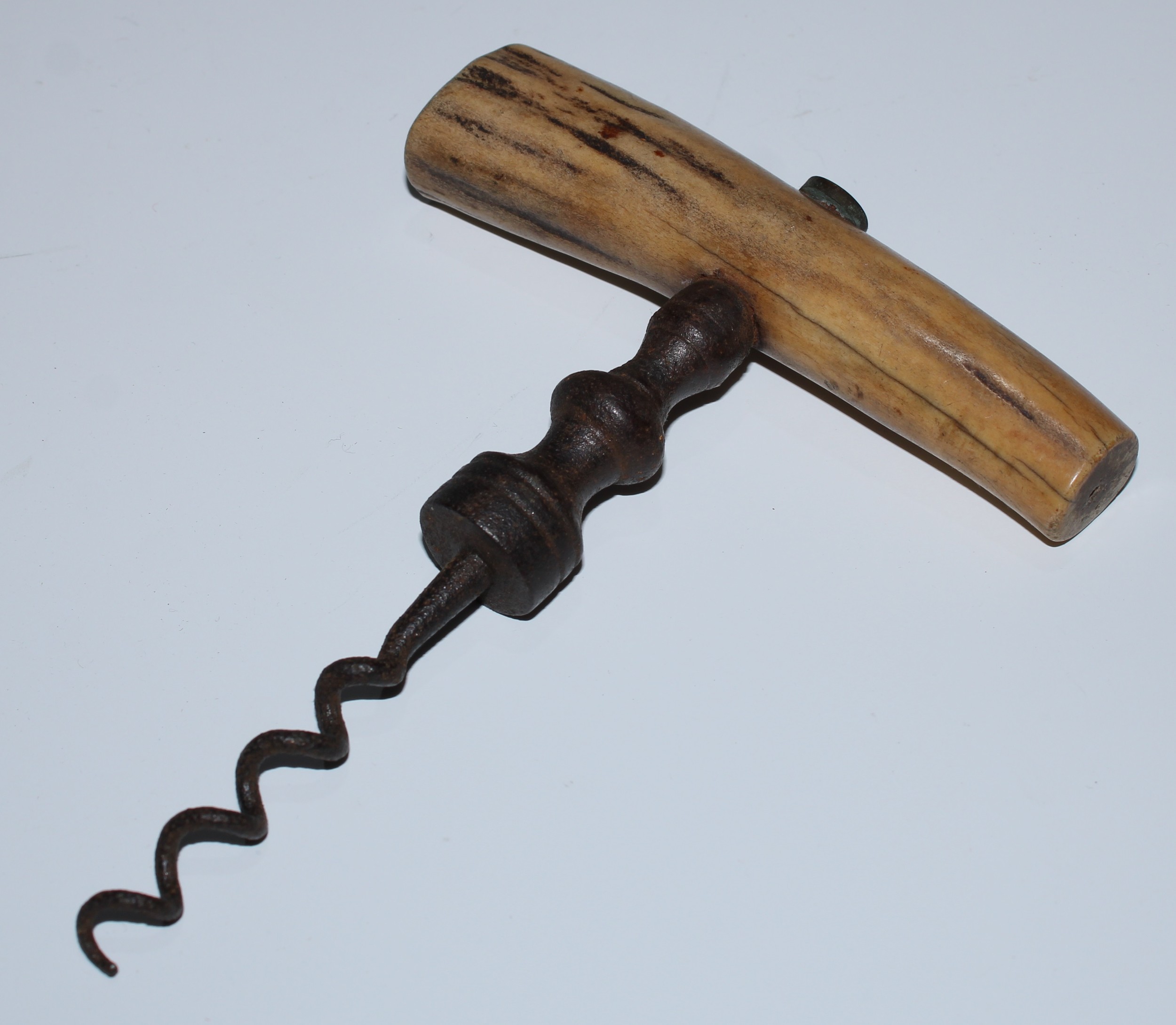 Wine - a 19th century direct-pull corkscrew, stag antler handle, baluster stem, wire helix worm, - Bild 3 aus 6