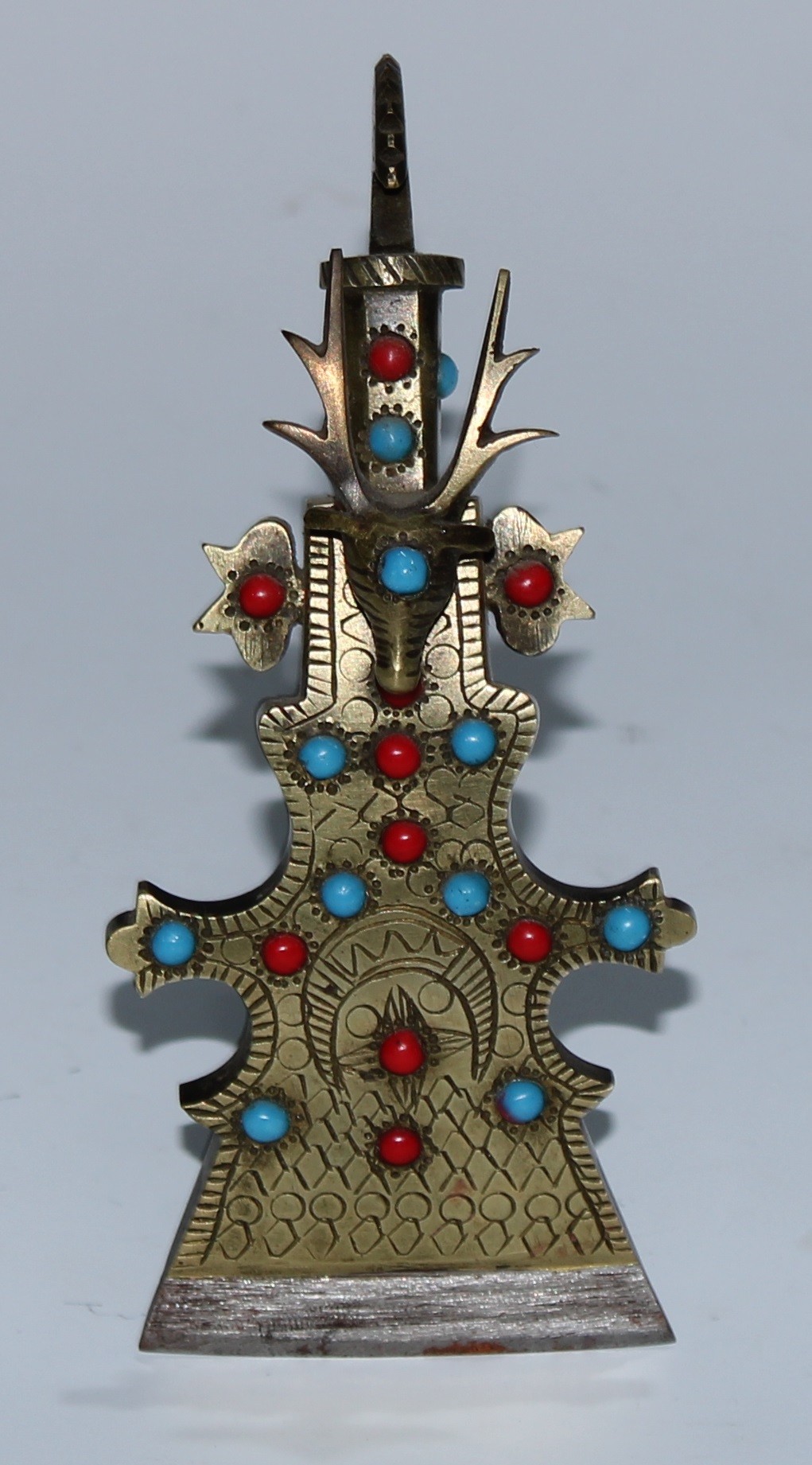 A Tibetan brass ceremonial adze, steel blade, deer and peacock crestings, applied with coral and - Bild 2 aus 3