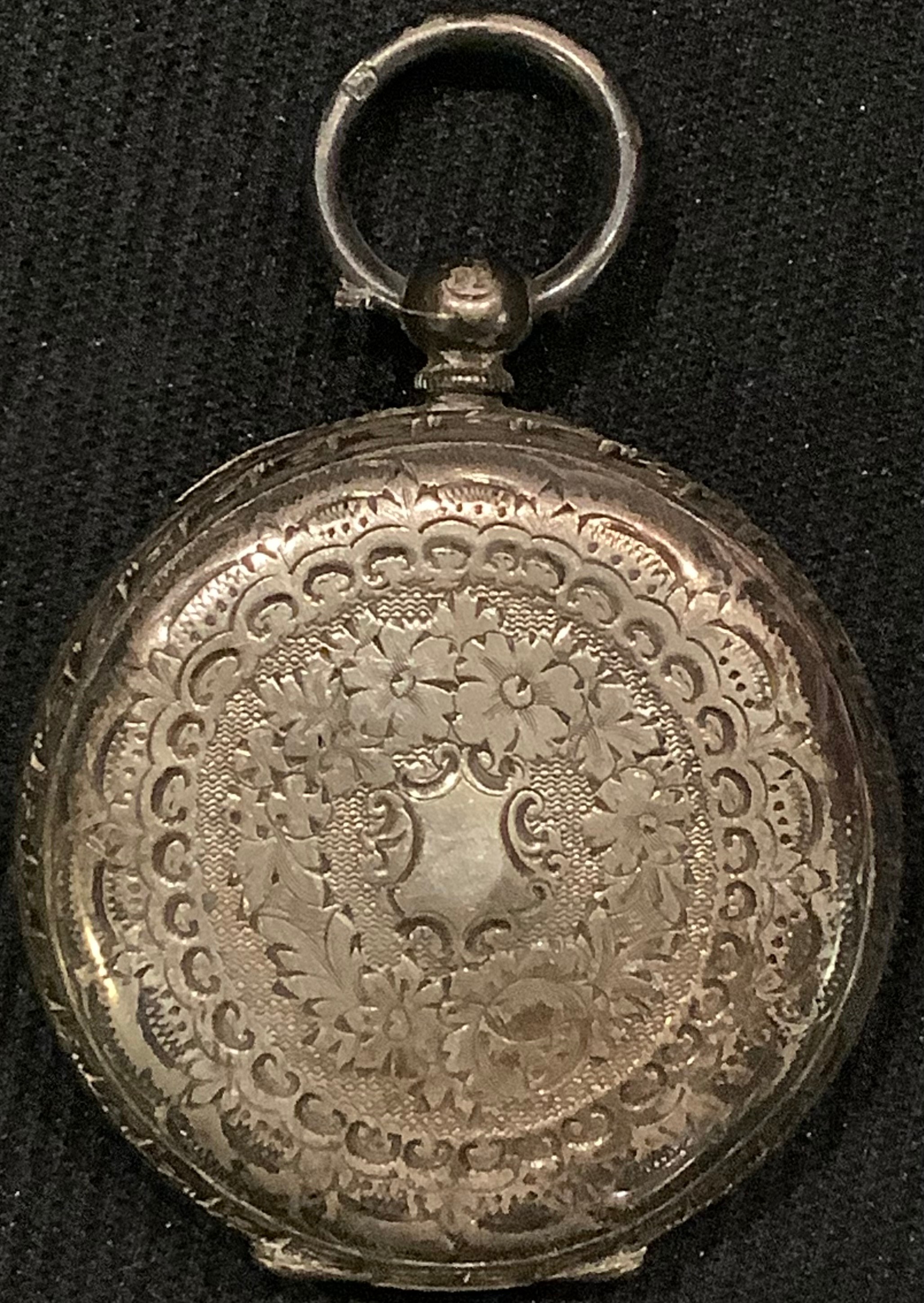A Victorian silver open faced fob watch, Birmingham 1883 - Bild 2 aus 3