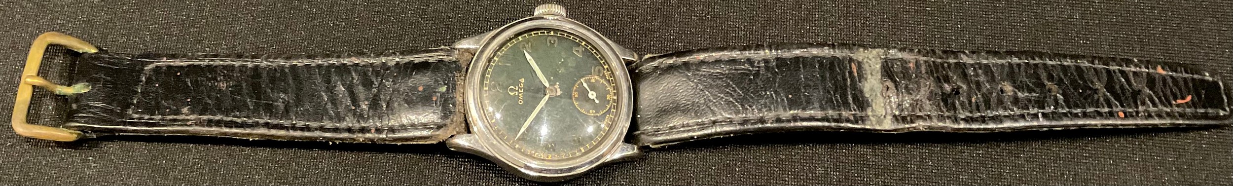 A vintage Omega black faced military wristwatch - Bild 2 aus 3