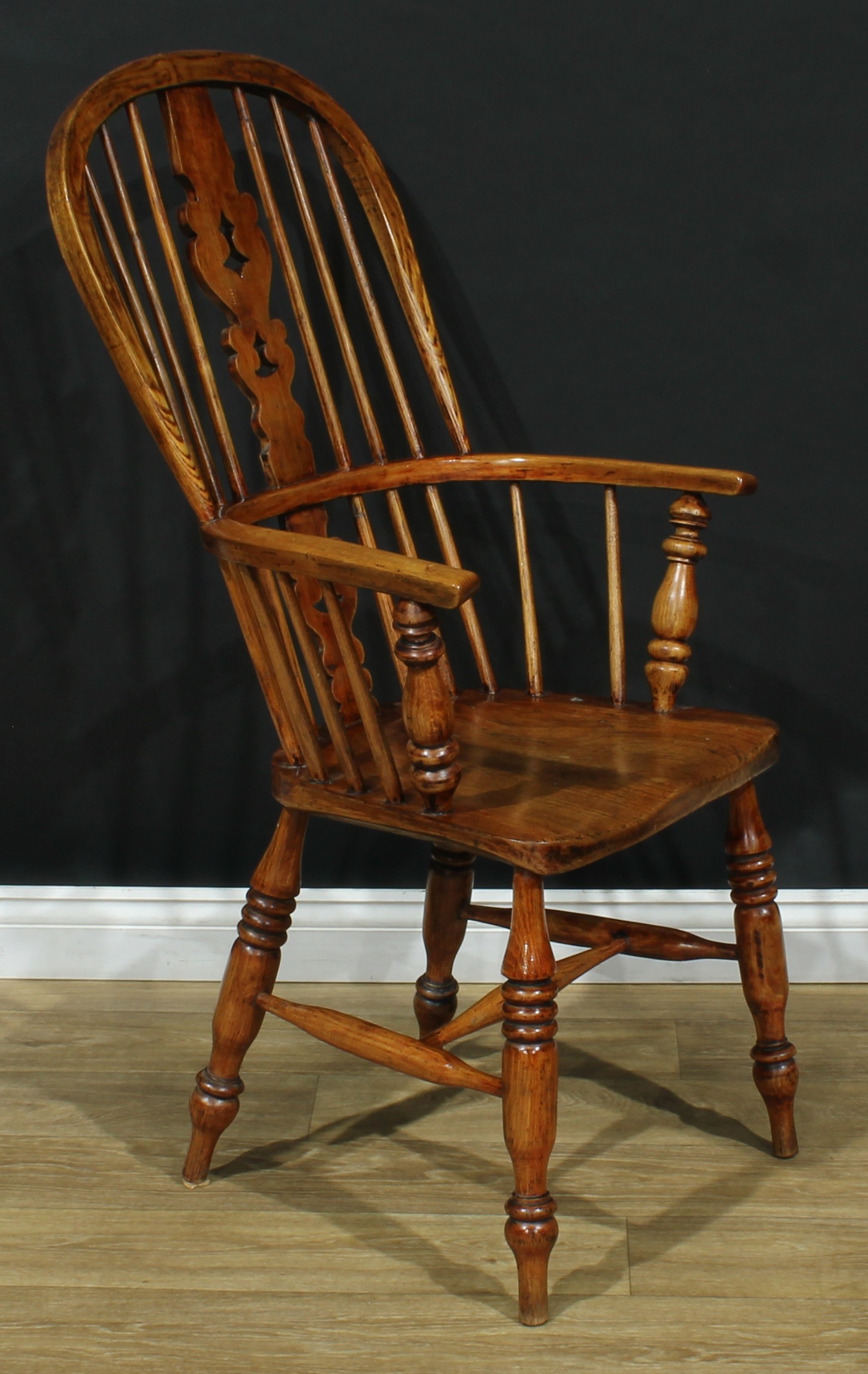 A 19th century Yorkshire Windsor elbow chair, hoop back, shaped and pierced 'Christmas Tree' - Bild 2 aus 2