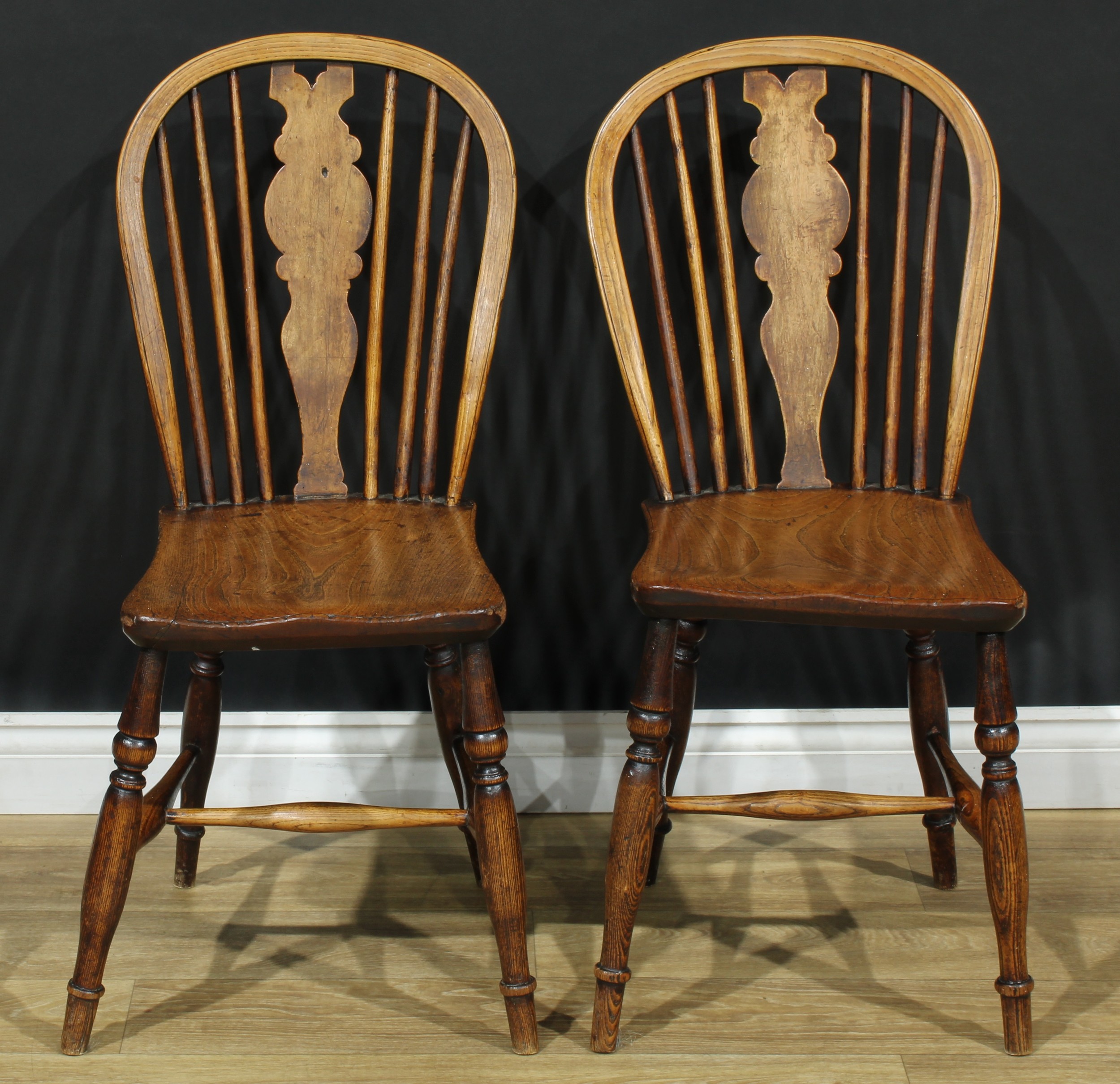 A pair of 19th century Windsor-form side chairs, each with a hoop back, shaped splat, saddle seat, - Bild 2 aus 4