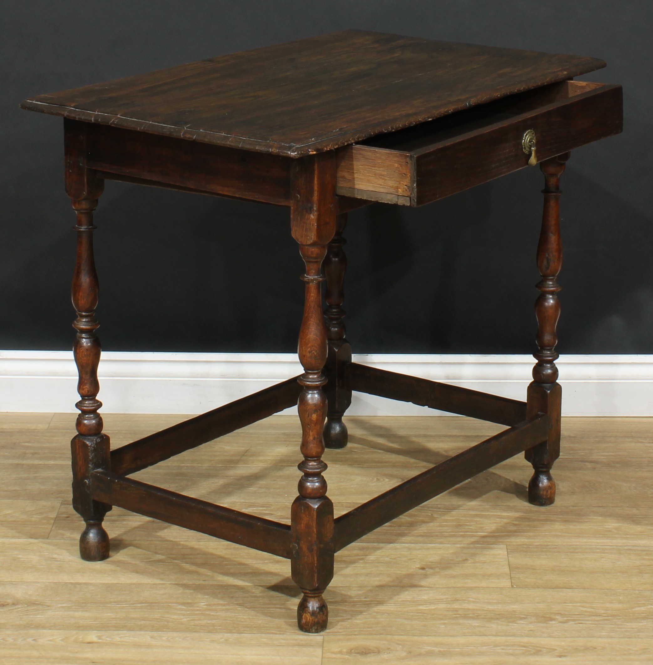 An 18th century design oak side table, oversailing top above a long frieze drawer, turned - Bild 4 aus 6