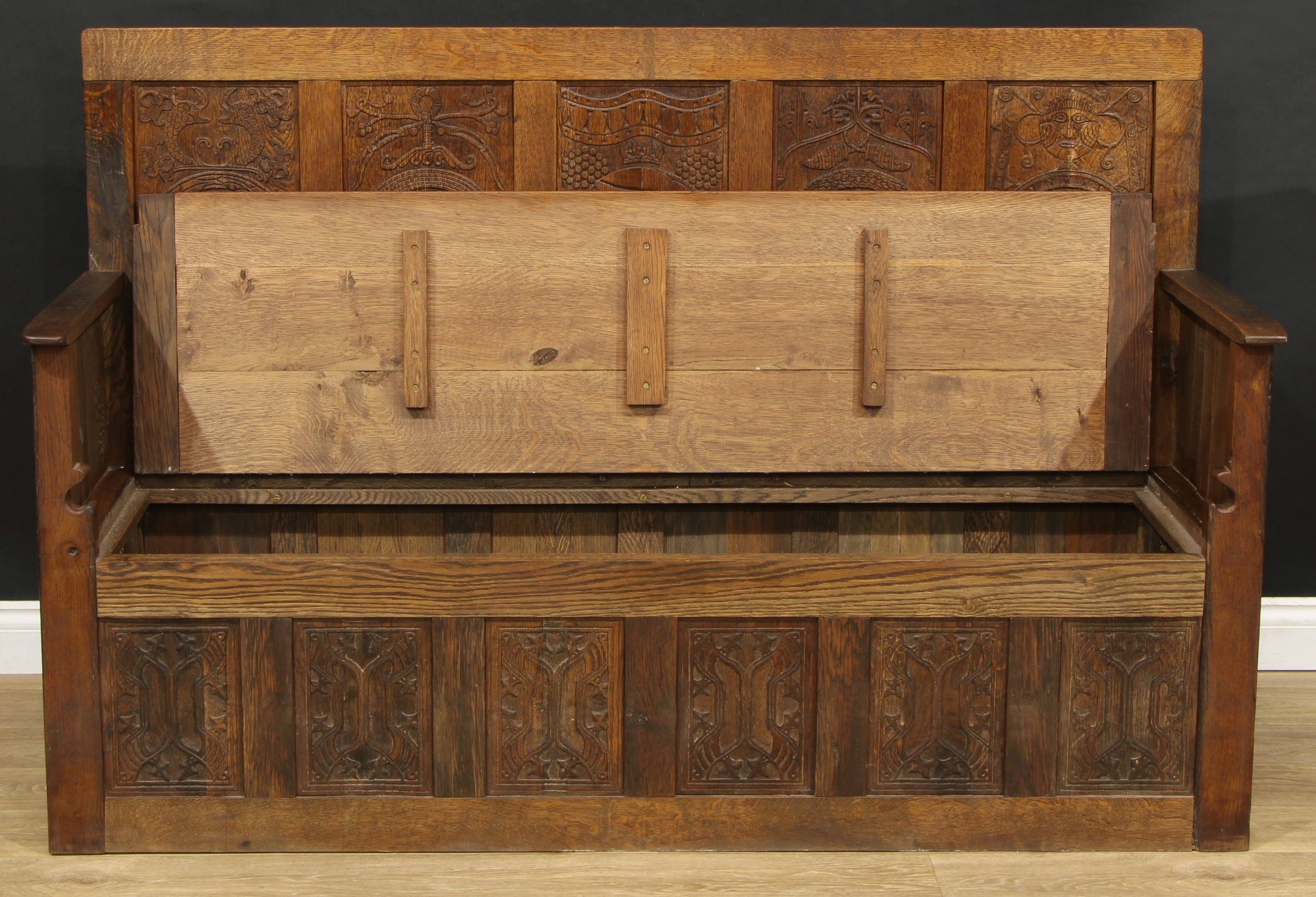 A contemporary Historicist Revival oak box settle, set with a carved animal signature, rectangular - Bild 2 aus 4