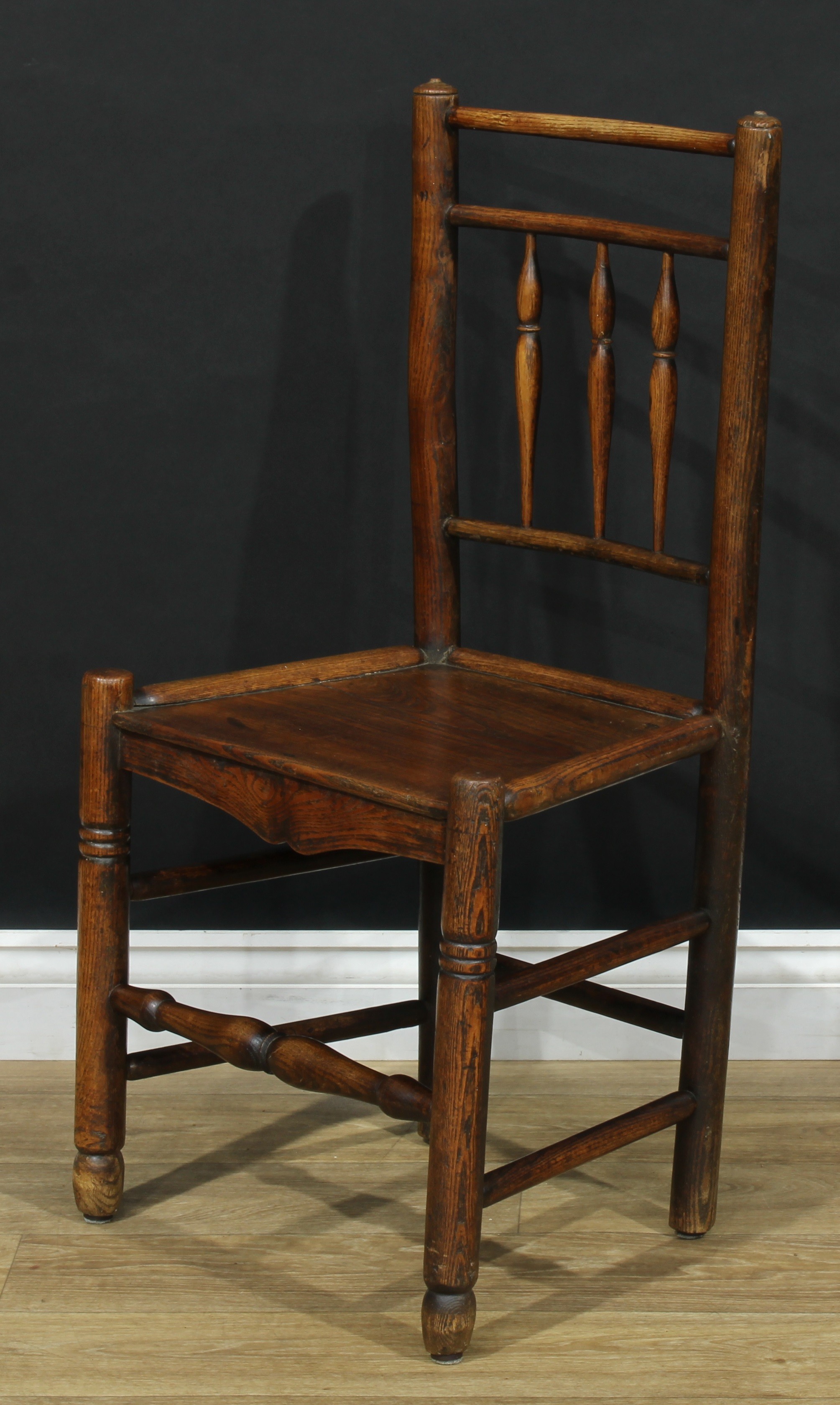 Six 19th century Philip Clissett design ash and elm country chairs, probably West Midlands, one 87. - Bild 4 aus 5
