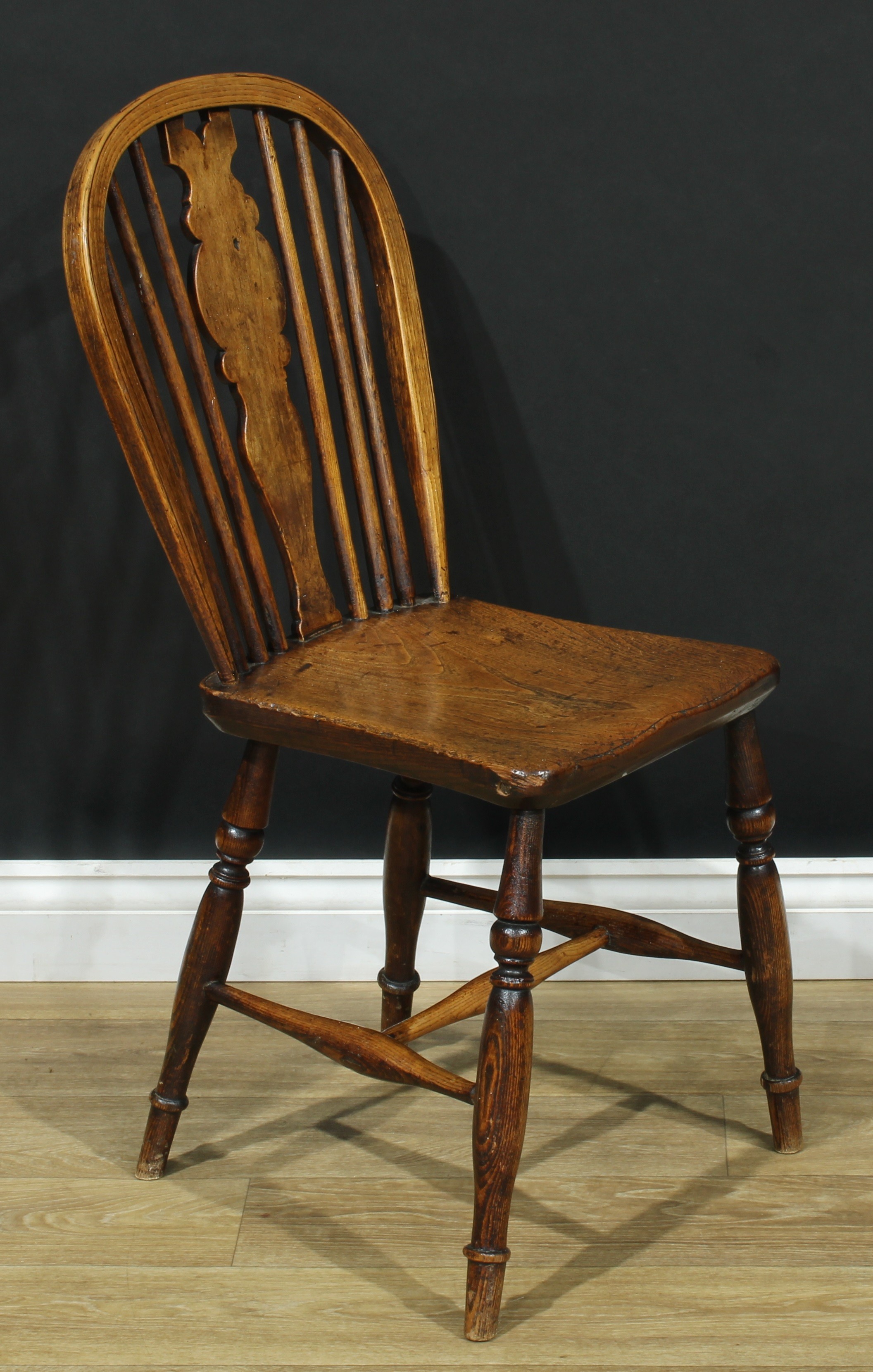 A pair of 19th century Windsor-form side chairs, each with a hoop back, shaped splat, saddle seat, - Bild 3 aus 4