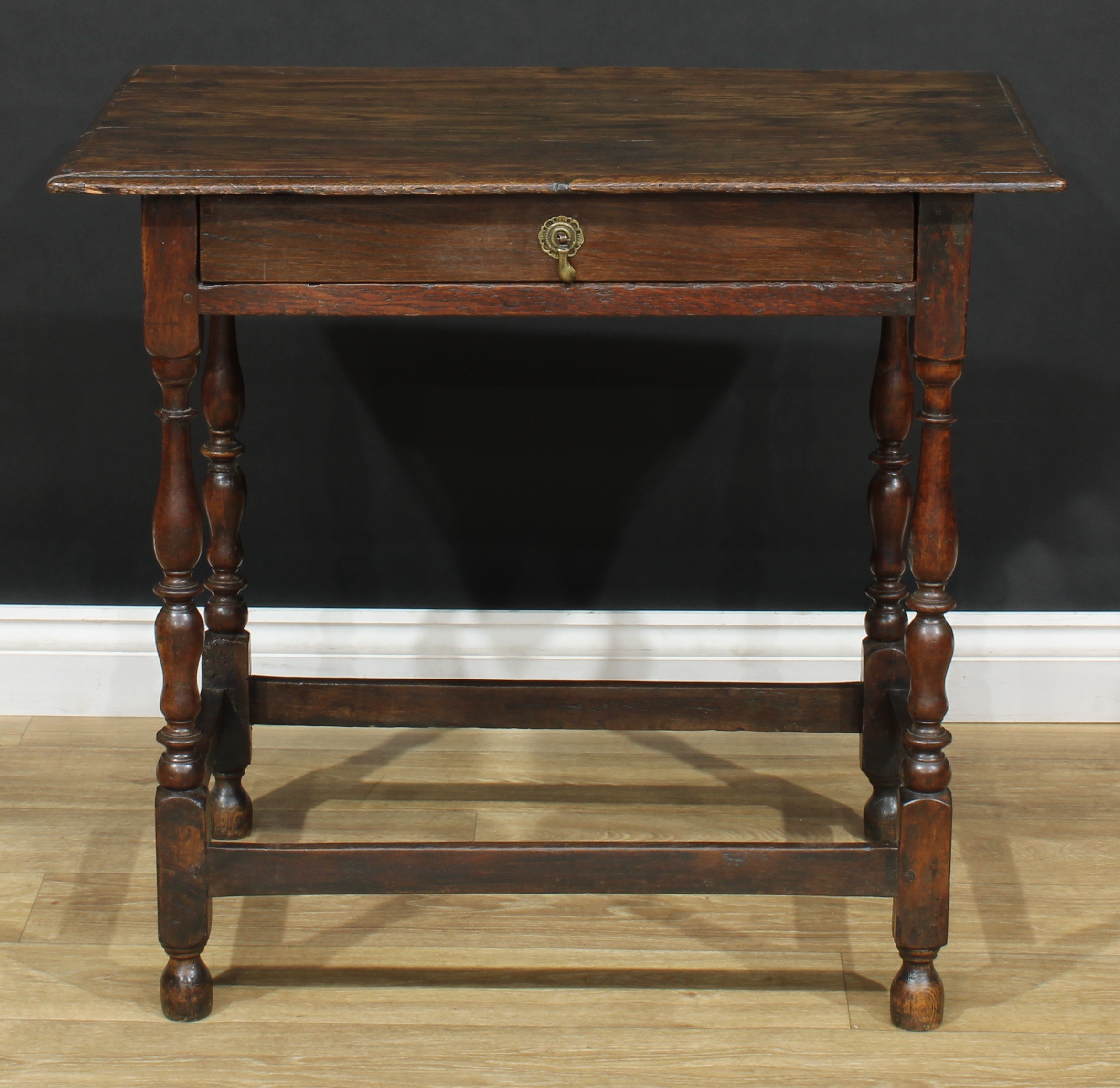 An 18th century design oak side table, oversailing top above a long frieze drawer, turned - Bild 2 aus 6