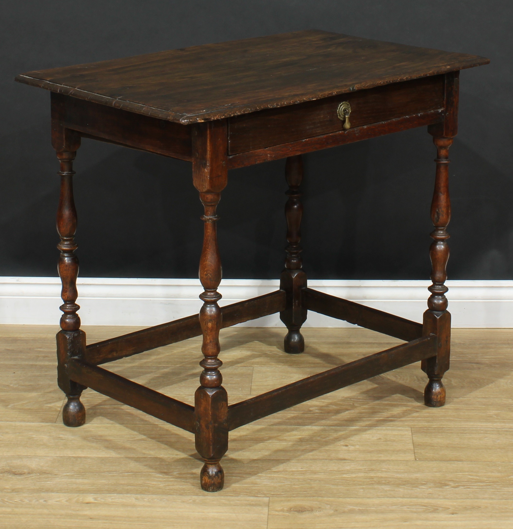An 18th century design oak side table, oversailing top above a long frieze drawer, turned - Bild 3 aus 6