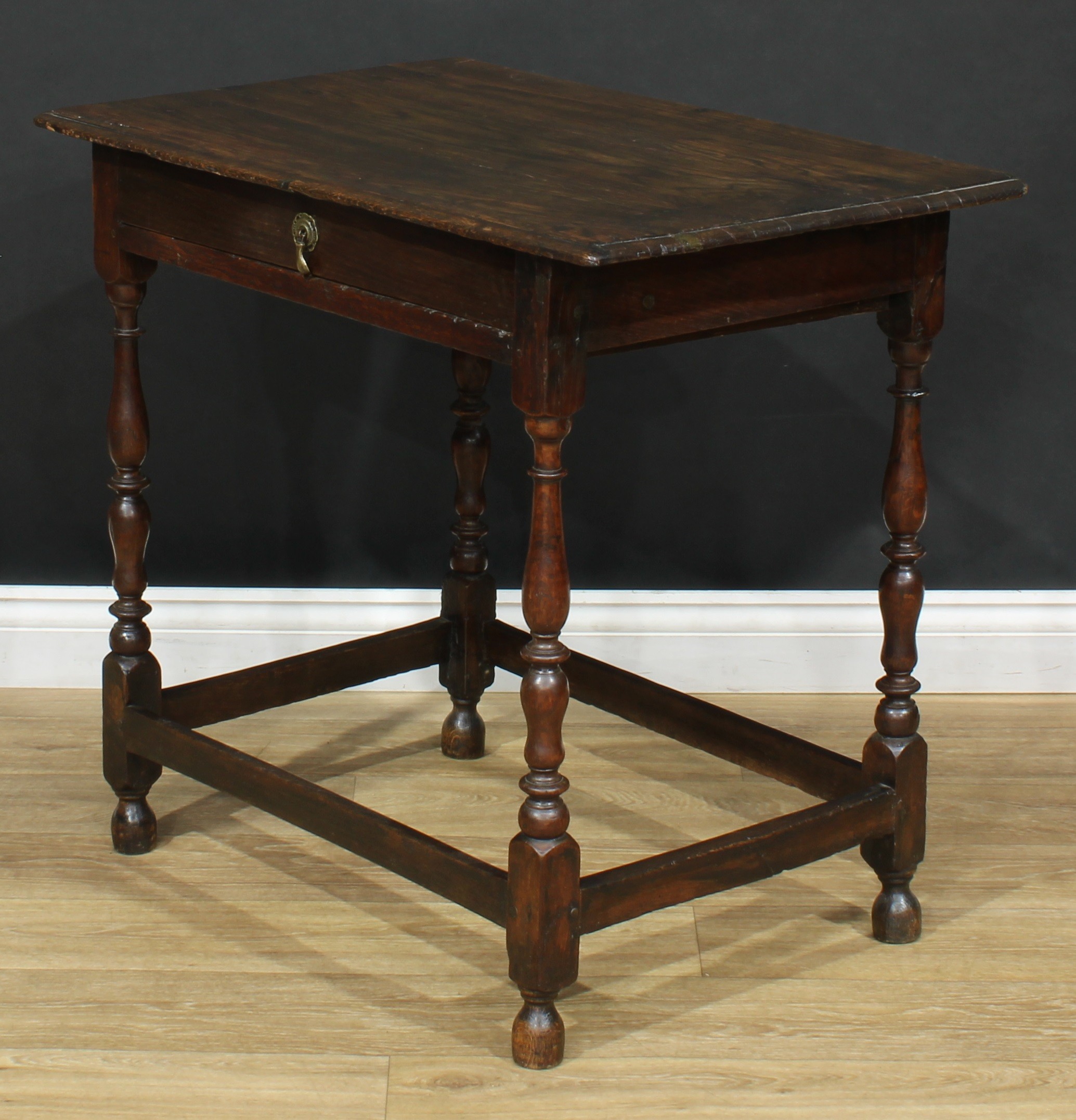 An 18th century design oak side table, oversailing top above a long frieze drawer, turned - Bild 5 aus 6