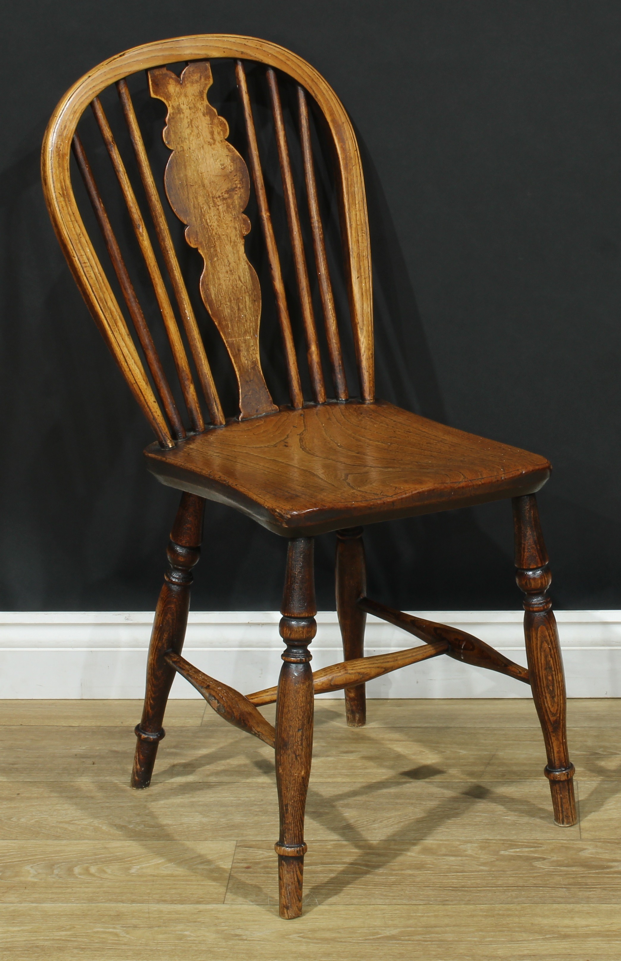 A pair of 19th century Windsor-form side chairs, each with a hoop back, shaped splat, saddle seat, - Bild 4 aus 4