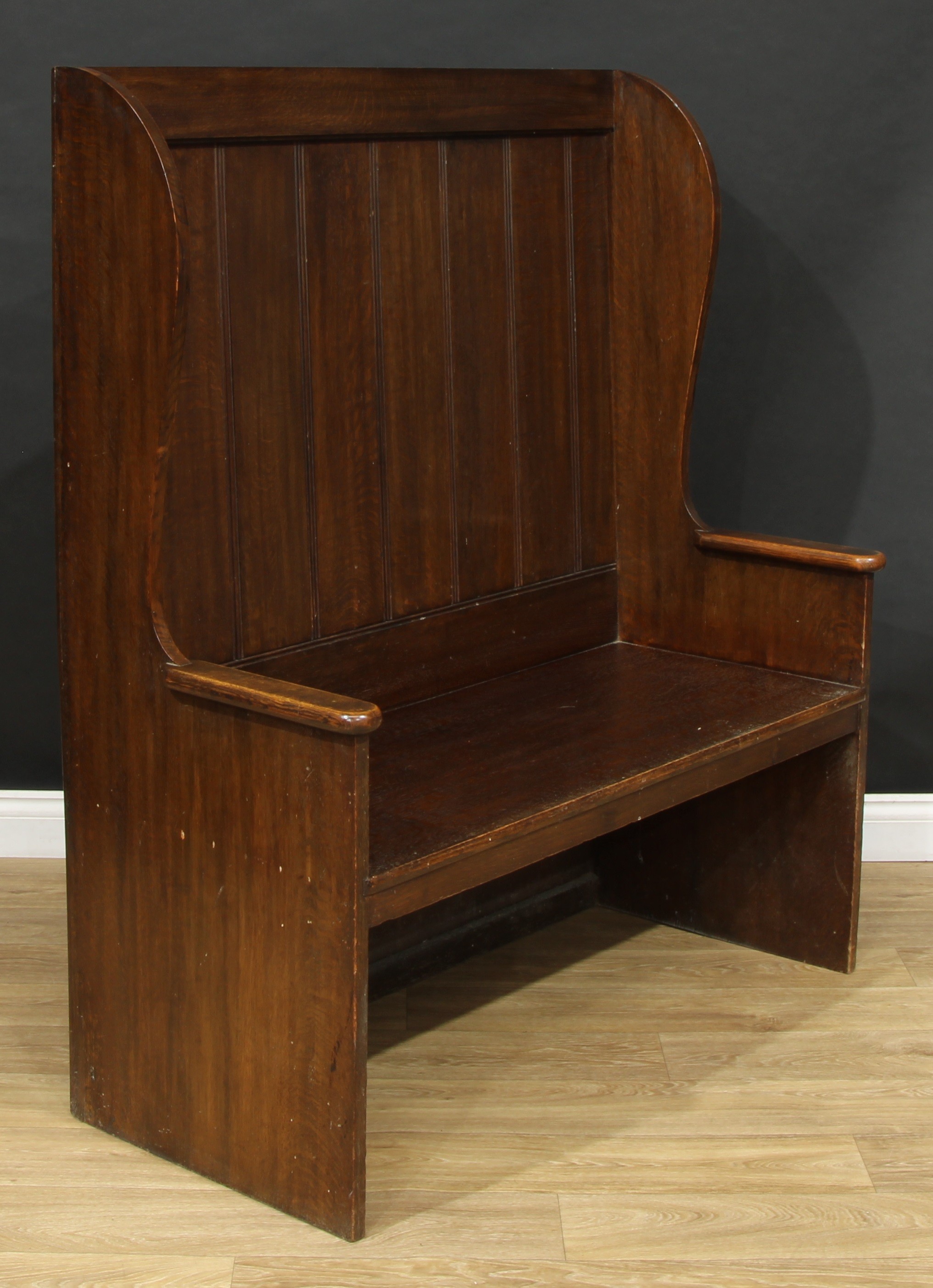 An oak double-width lambing chair or wingback settle, 137.5cm high, 120.5cm wide, 53cm deep, the - Bild 2 aus 2