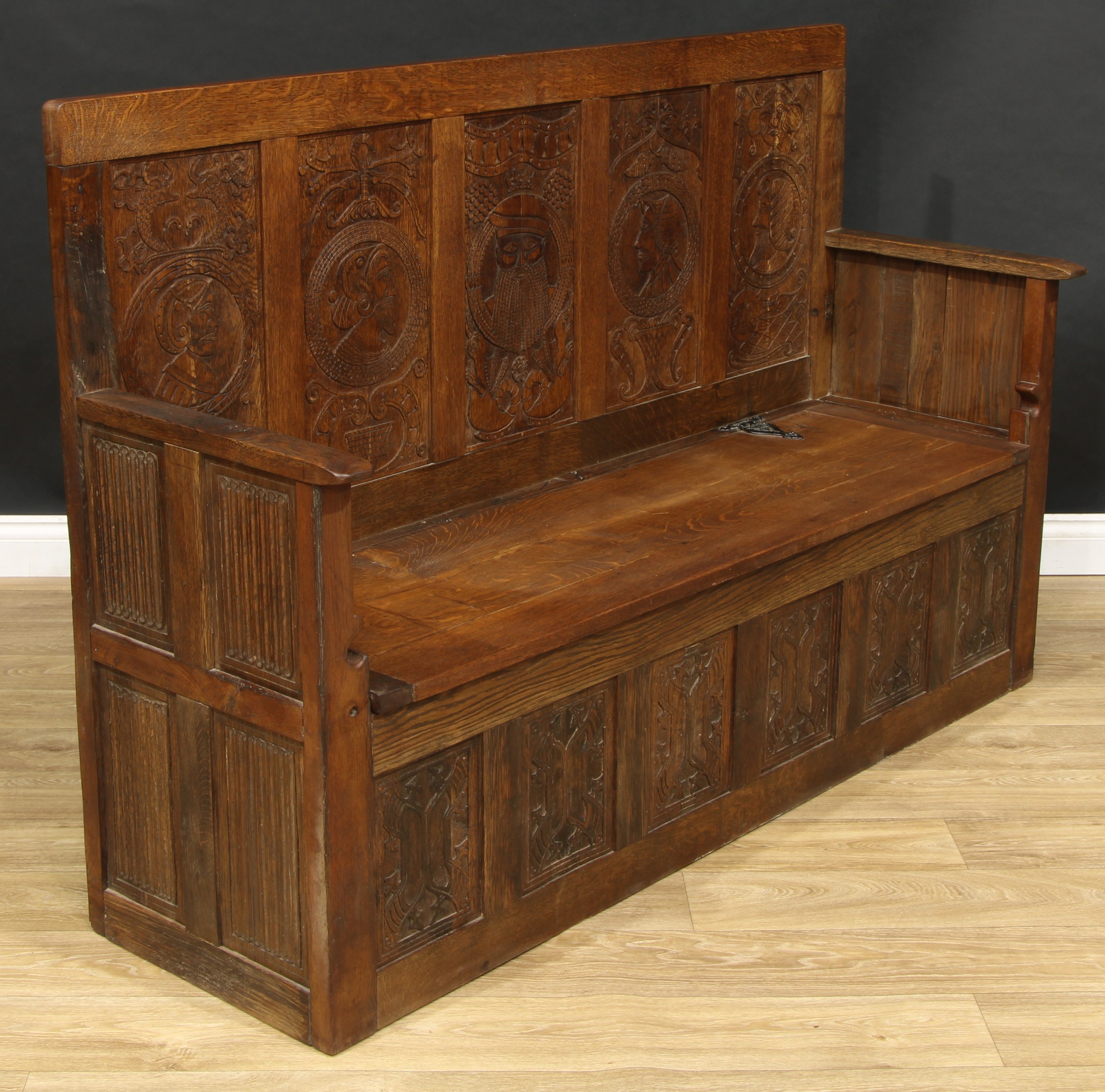 A contemporary Historicist Revival oak box settle, set with a carved animal signature, rectangular - Bild 3 aus 4