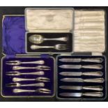 A set of six George V silver pastry forks, Sheffield 1919, 133g, cased; a set of six silver hafted