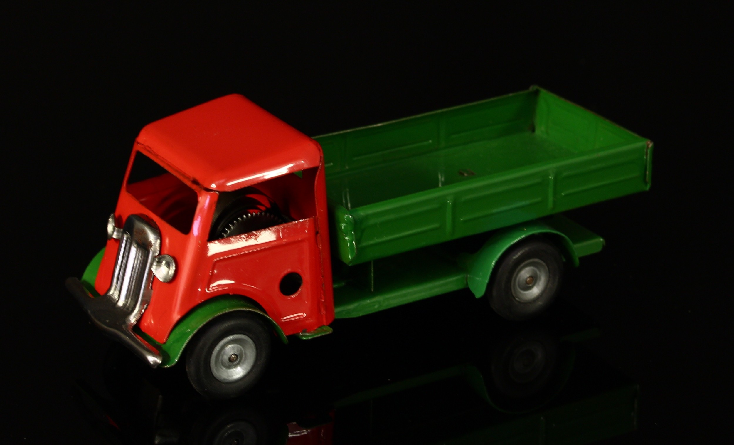 Tri-ang Minic (Lines Brothers) tinplate and clockwork 25M standard lorry, red cab with green open