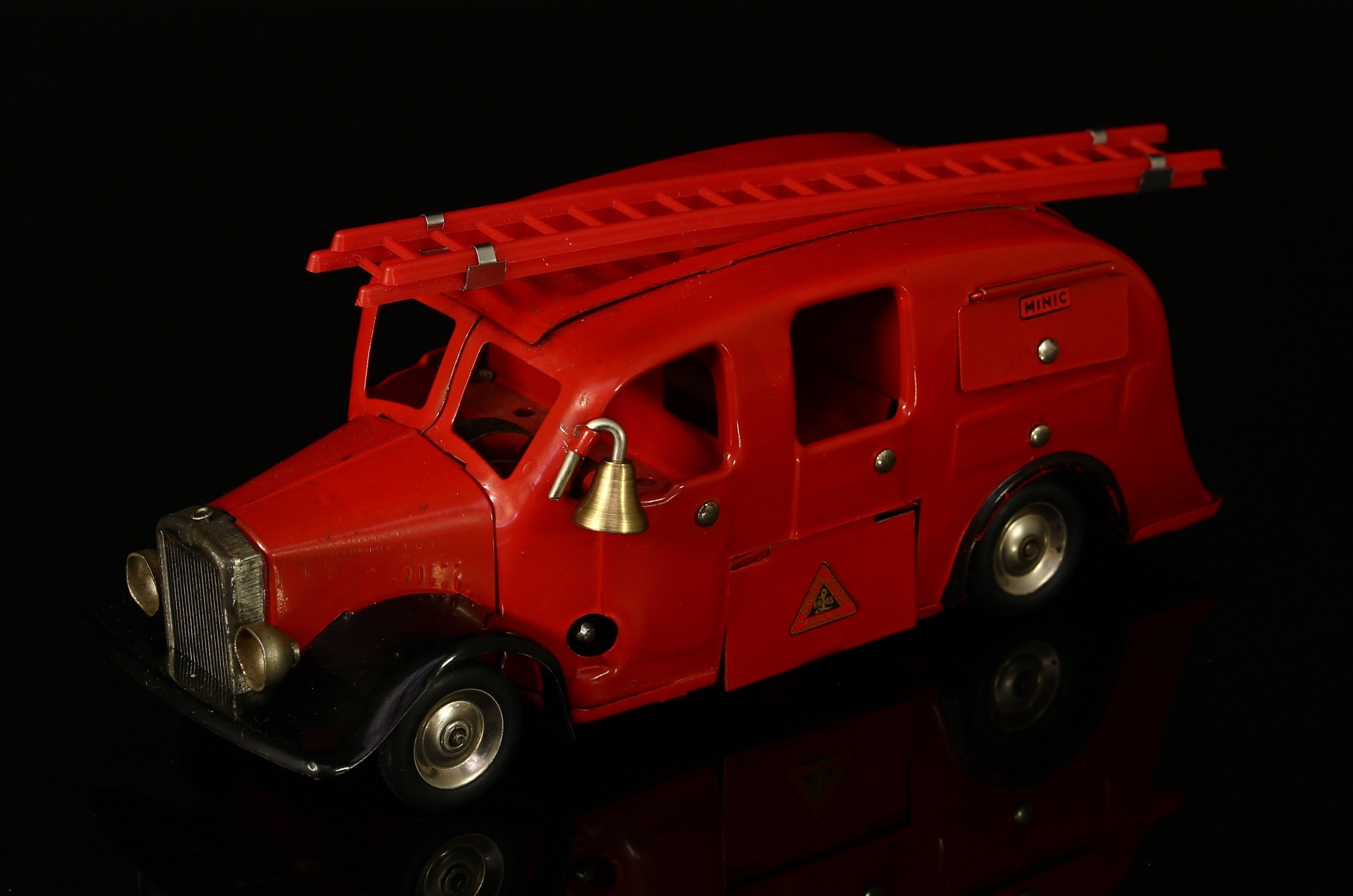 Tri-ang Minic (Lines Brothers) tinplate and clockwork 62M fire engine, red body with black wheel