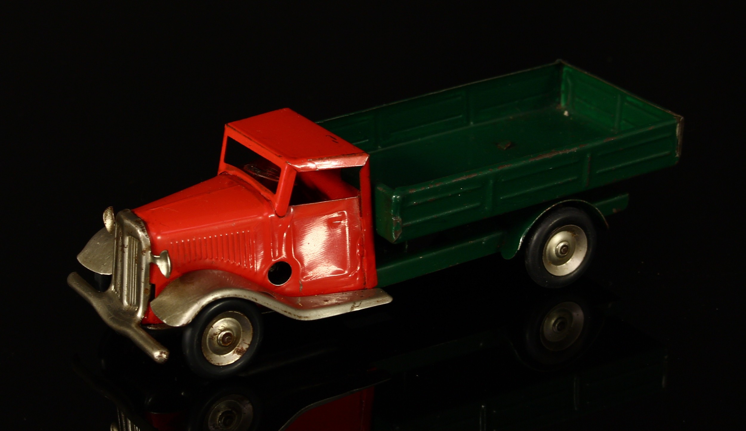 Tri-ang Minic (Lines Brothers) tinplate and clockwork 25M standard lorry, red cab with dark green