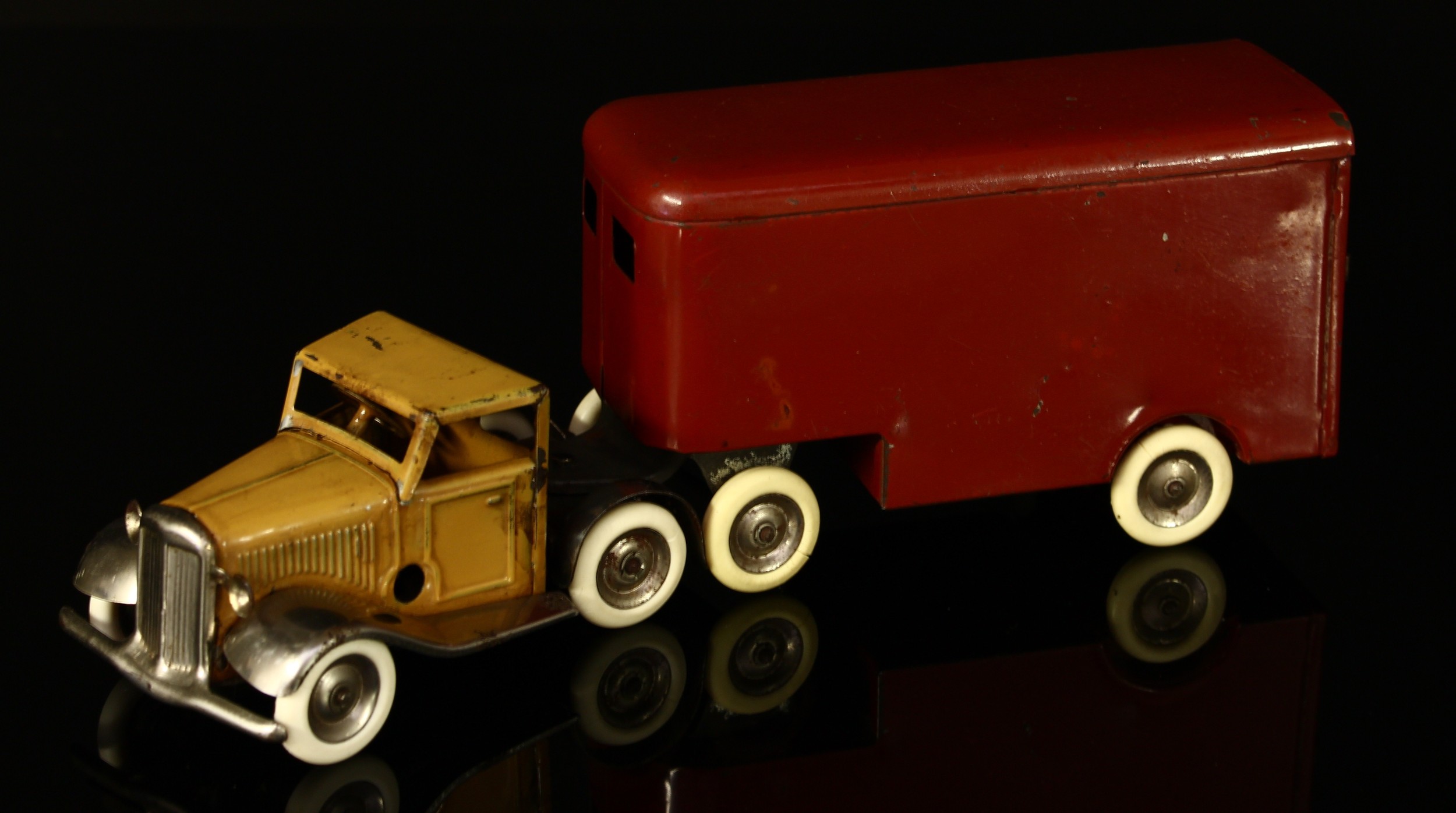 Tri-ang Minic (Lines Brothers) tinplate and clockwork 30M articulated pantechnicon, fawn/beige cab