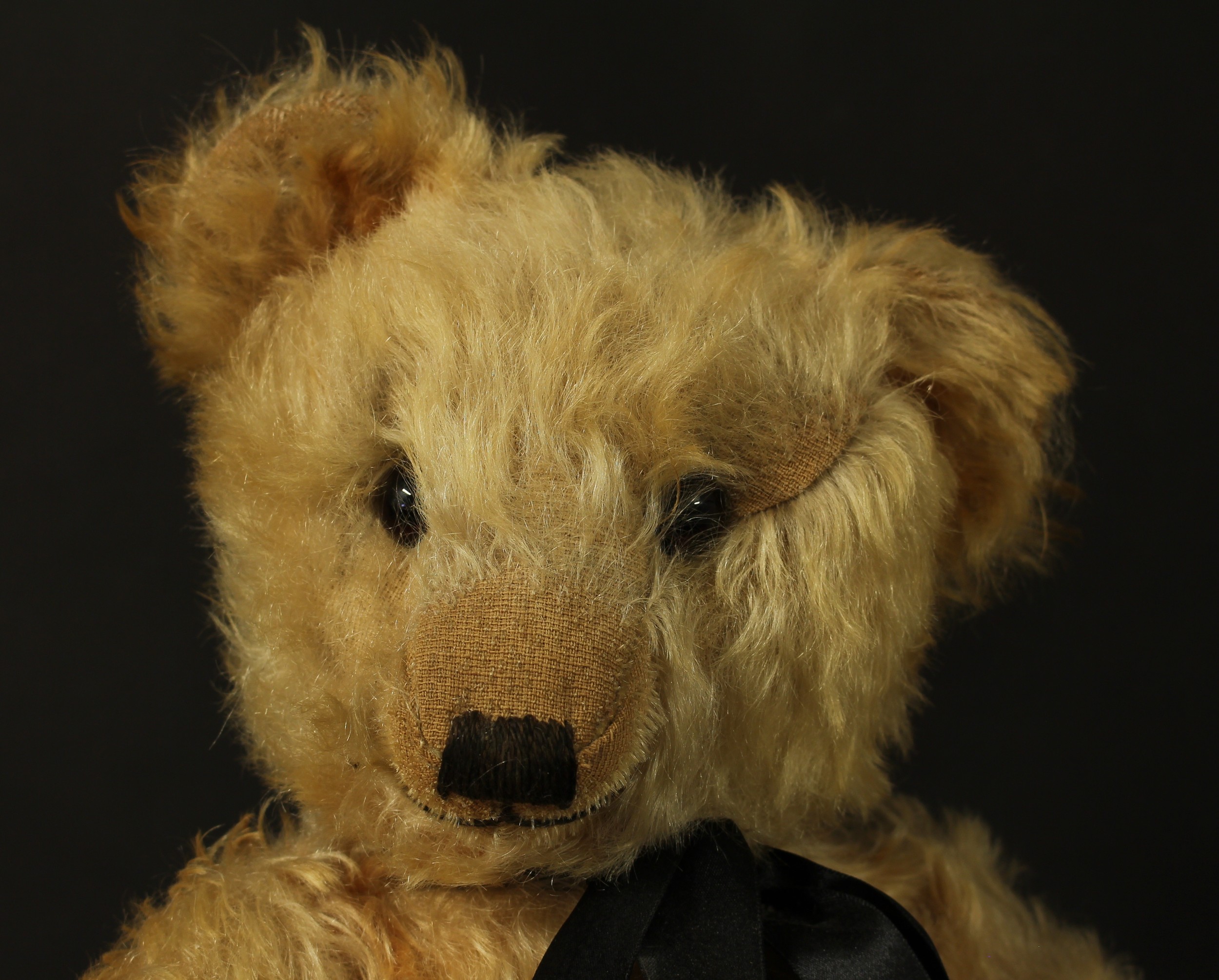 A 1930's/1940's golden mohair jointed teddy bear, probably by Merrythought, amber and black glass - Bild 2 aus 2