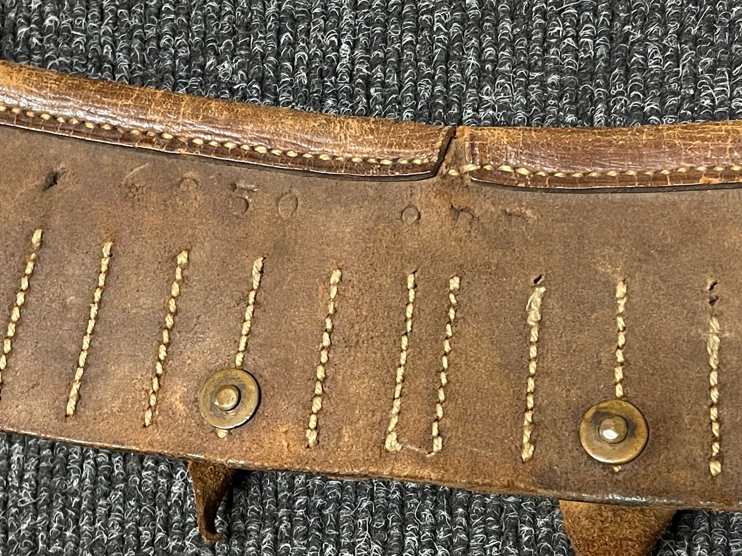 1882 Pattern Boer War era British Leather .303 Rifle Ammo Bandolier maker marked and dated " - Bild 8 aus 8