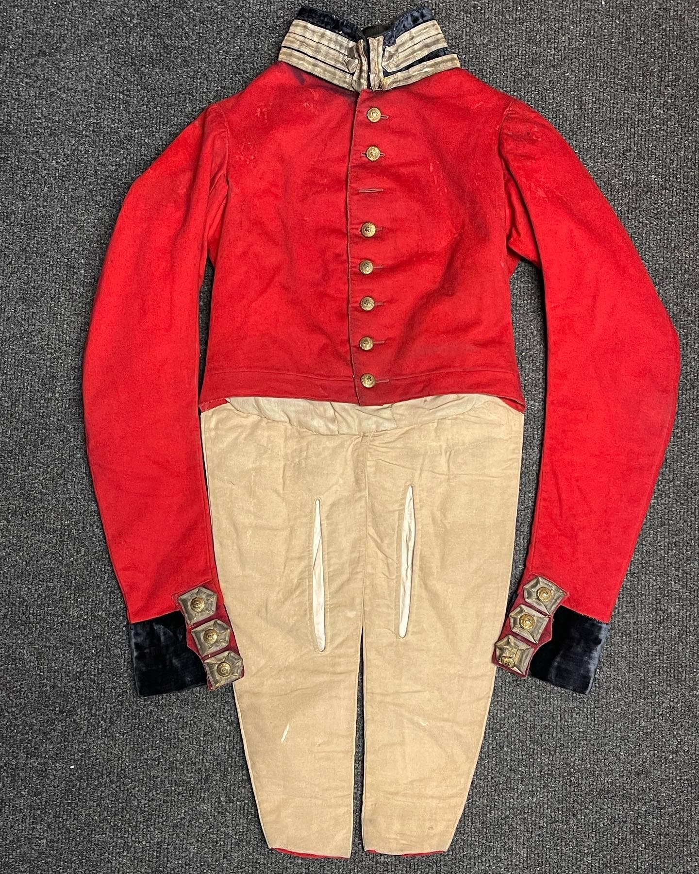 Boys Coatee with buttons and insignia of an Irish Regiment. Approx. size 30cm chest. Length from - Bild 2 aus 20