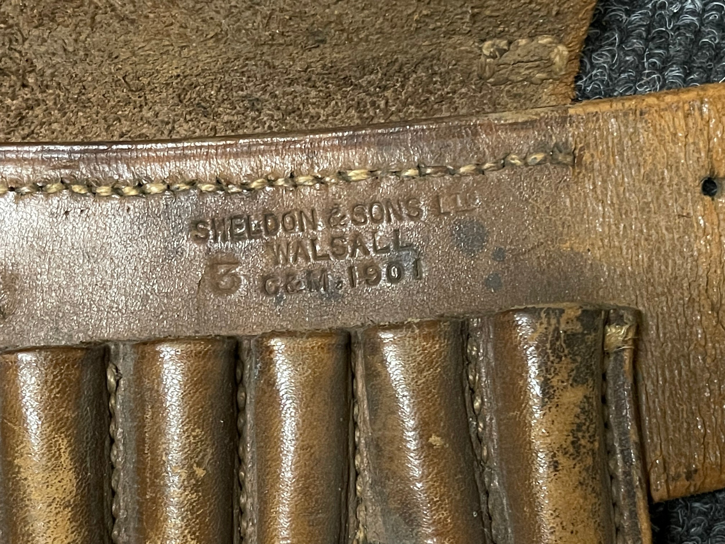 1882 Pattern Boer War era British Leather .303 Rifle Ammo Bandolier maker marked and dated " - Bild 7 aus 8