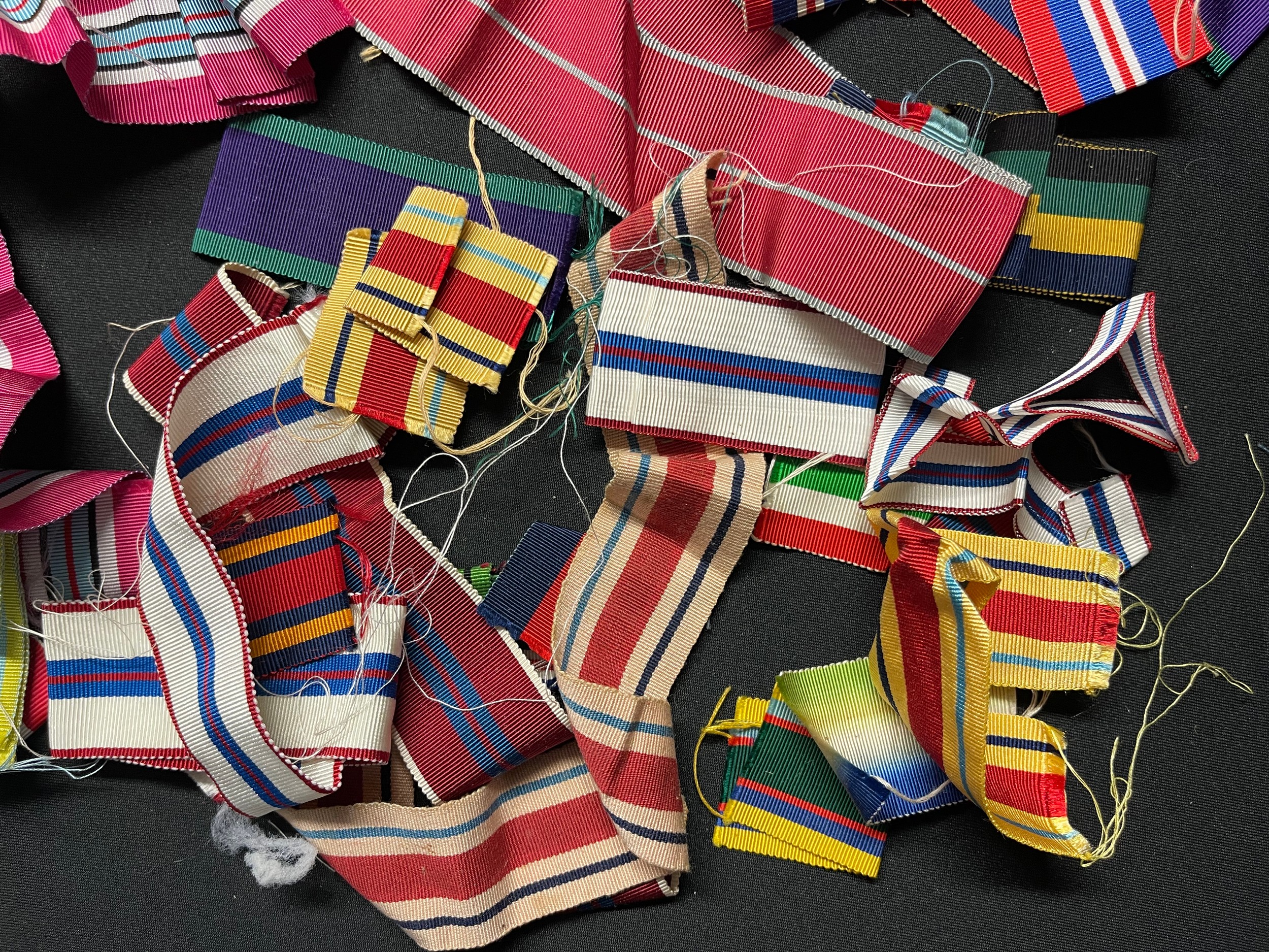 British Medal Ribbons and ribbon bars plus two MiD Oakleaves and a France & Germany Clasp and a - Bild 2 aus 6