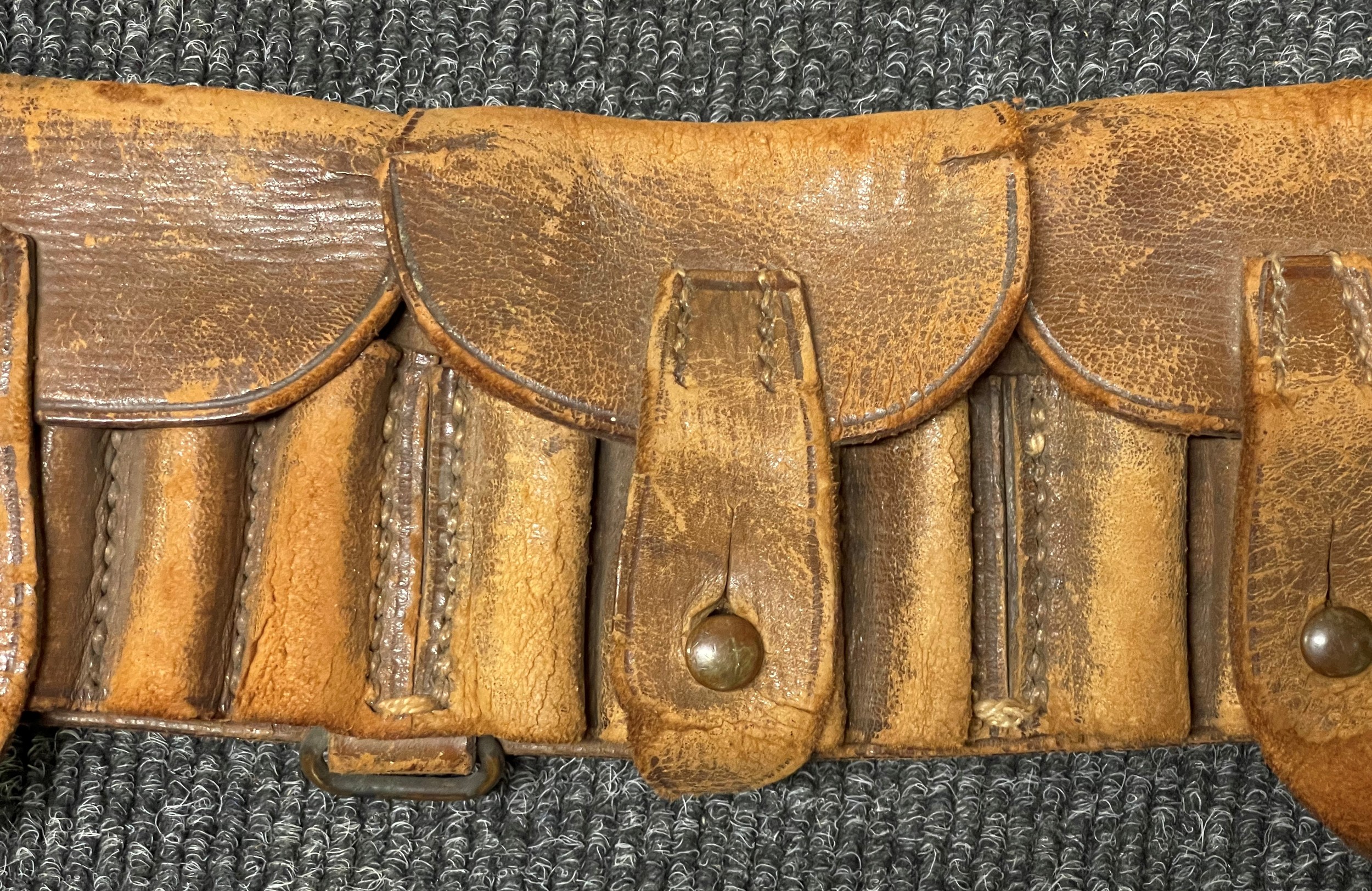 1882 Pattern Boer War era British Leather .303 Rifle Ammo Bandolier maker marked and dated " - Bild 5 aus 8