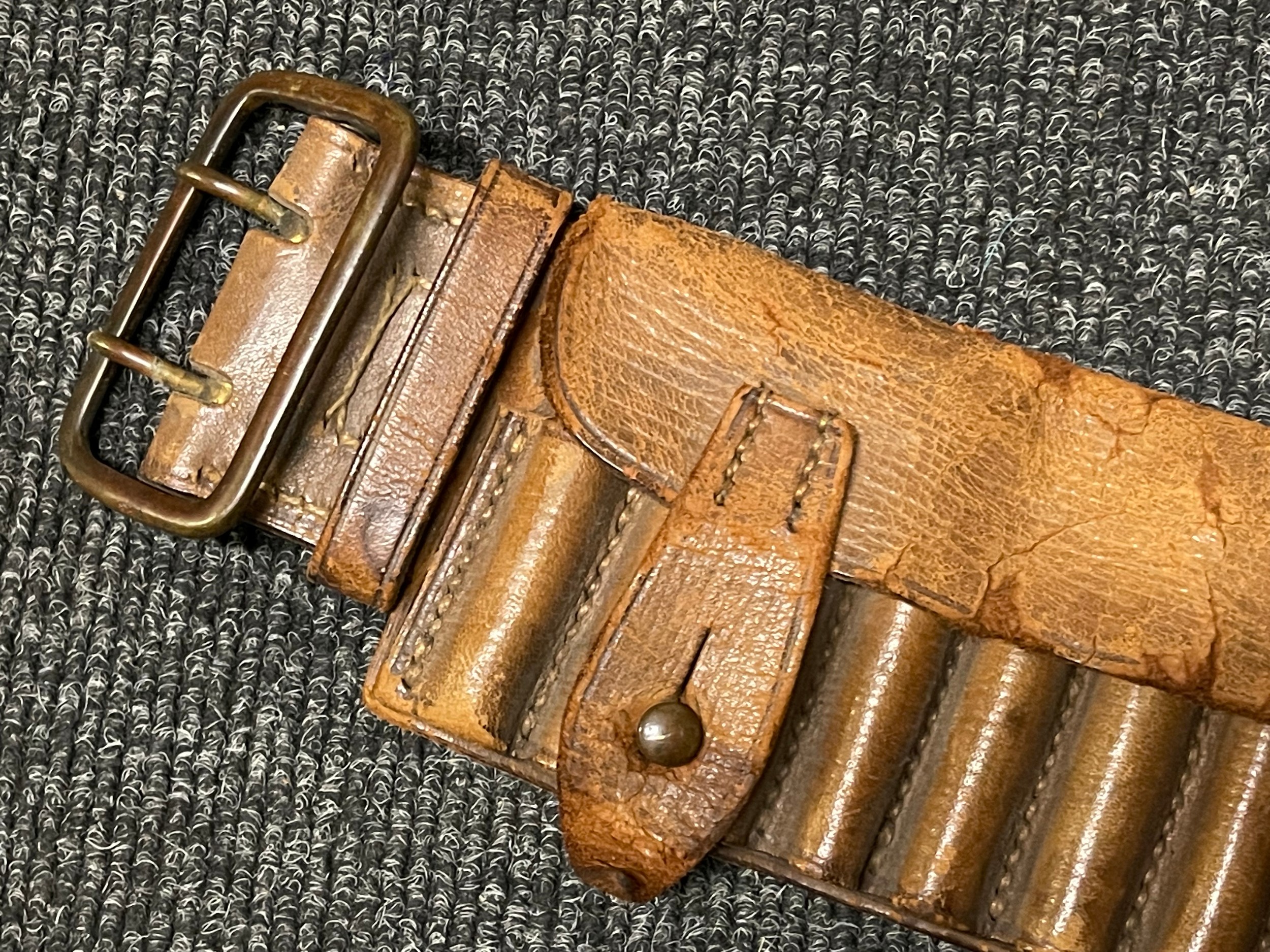 1882 Pattern Boer War era British Leather .303 Rifle Ammo Bandolier maker marked and dated " - Bild 3 aus 8