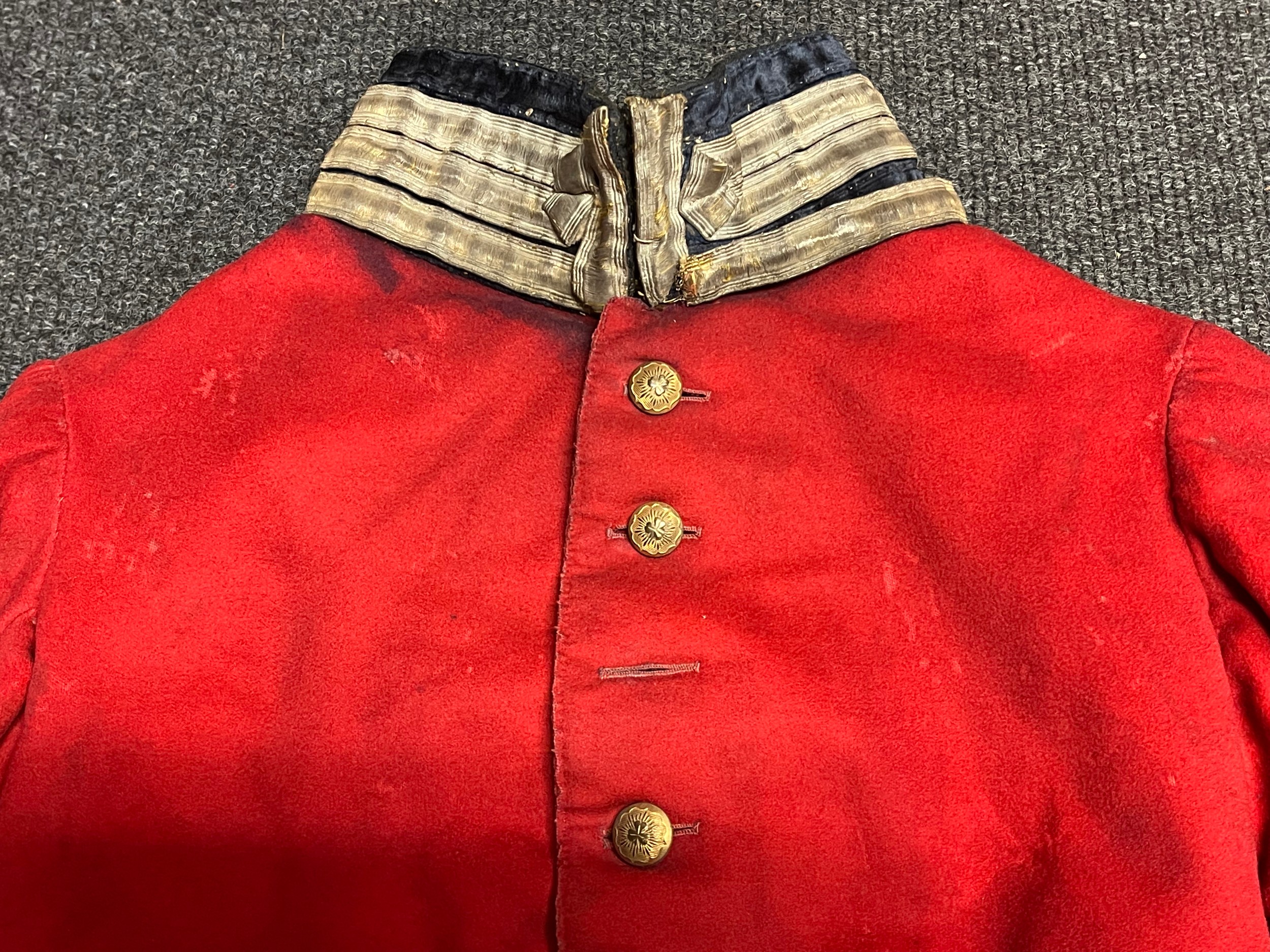 Boys Coatee with buttons and insignia of an Irish Regiment. Approx. size 30cm chest. Length from - Bild 17 aus 20